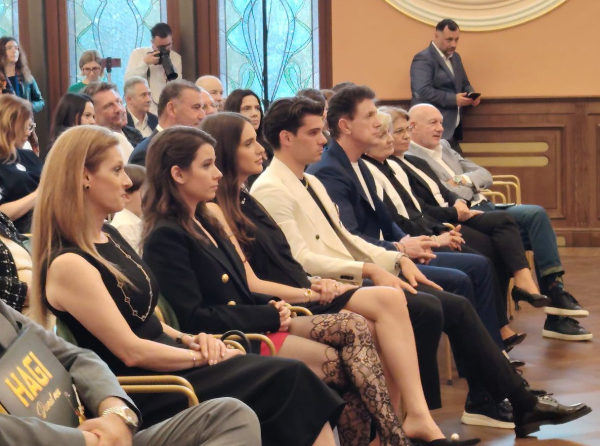 Apariția lui Ianis Hagi alături de soția însărcinată. Elena Tănase a atras privirile îmbrăcată într-o rochie scurtă asortată cu pantofi de 1.000 de euro