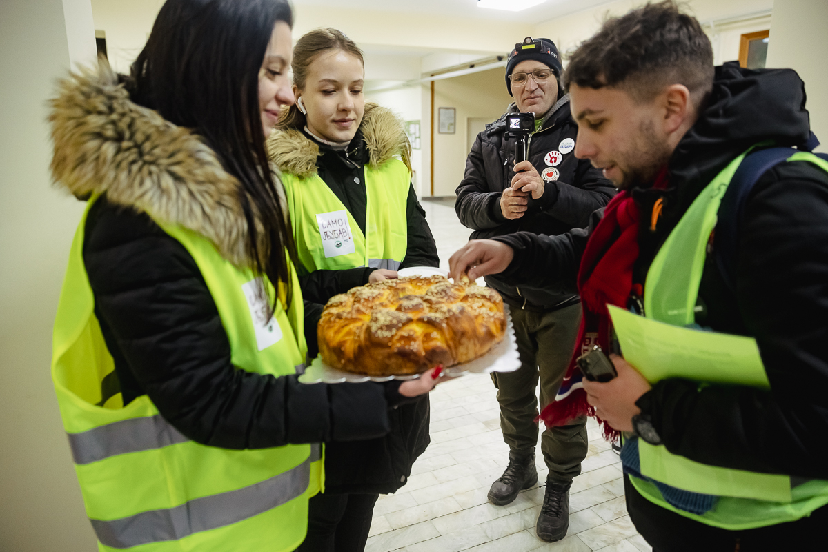 Cum protestează studenții sârbi prin marș și de ce strigă numele Laurei Kovesi