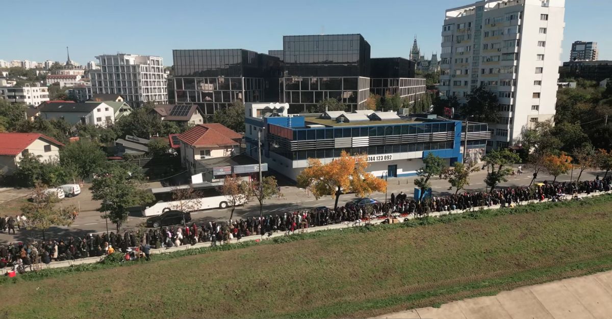 Imagini cu mii de pelerini care stau la coadă la moaștele Sfintei Parascheva, filmate cu drona