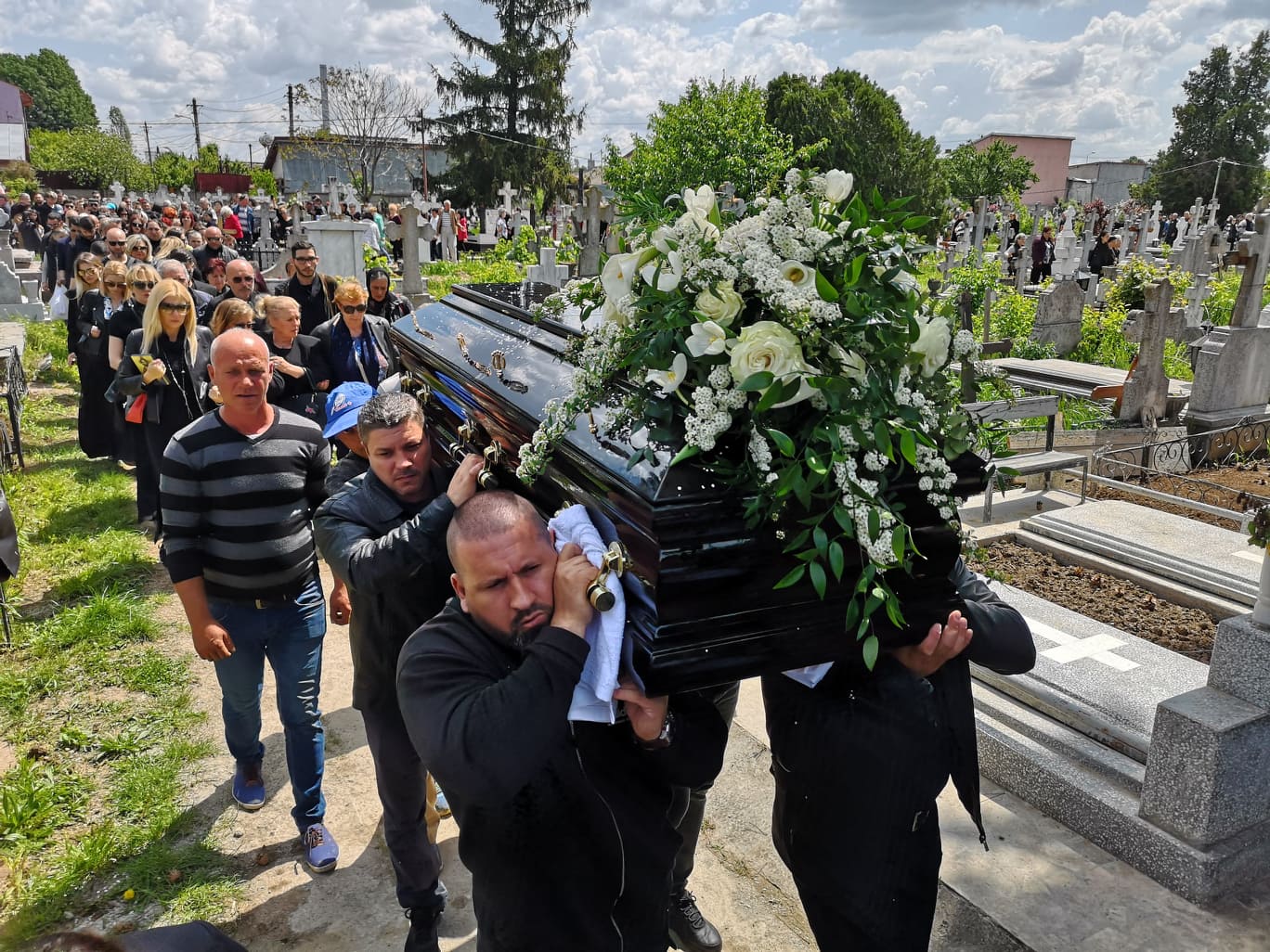 Ce au cerut vedetele la sfârșitul slujbei de înmormântare a lui Răzvan Ciobanu | FOTO