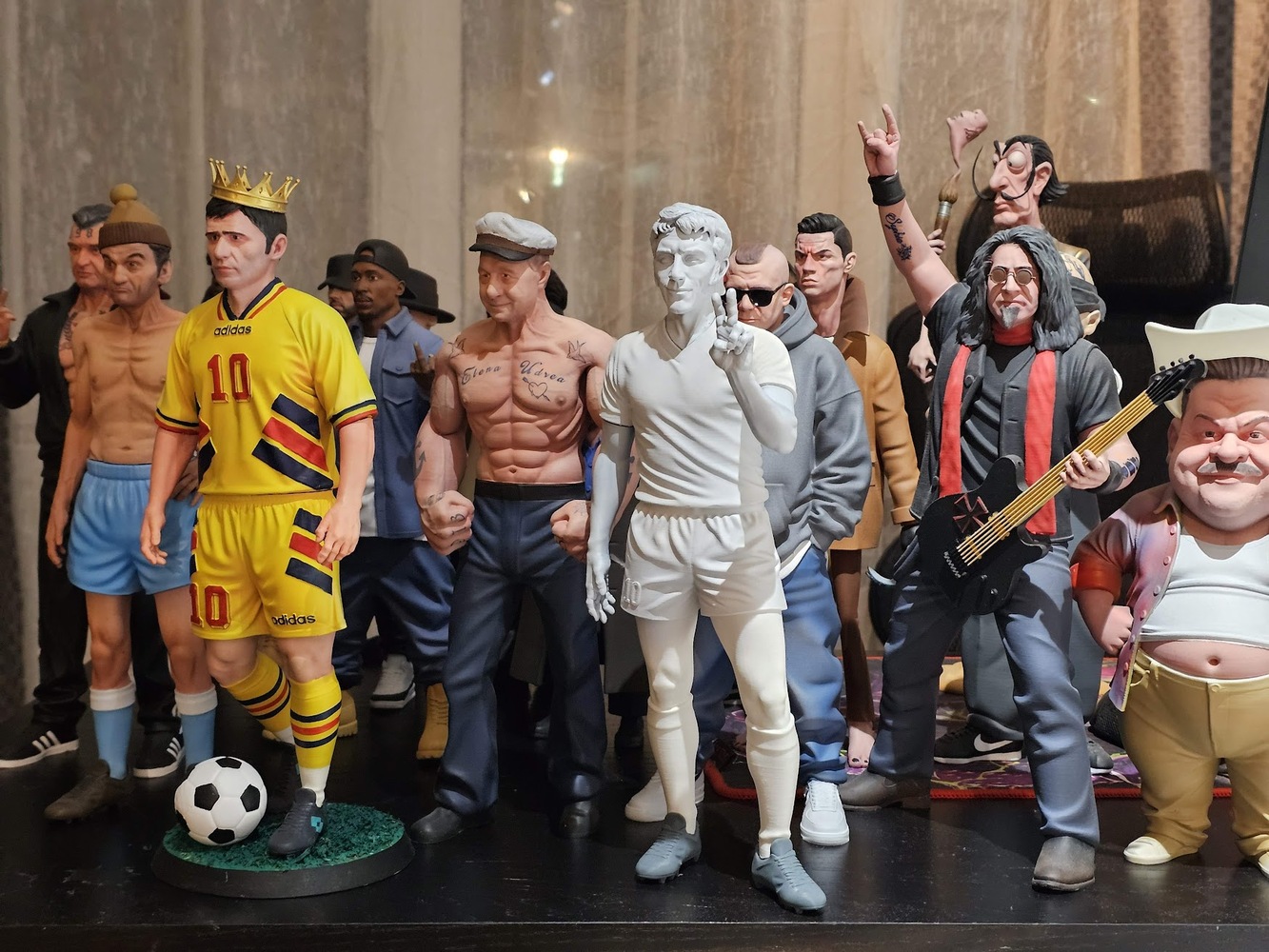 Băsescu, ca Popeye și Ceaușescu, ca personaj de joc din GTA. Suceveanul care îmbină tehnologia cu pasiunea pentru figurine: „Merităm să avem propriile noastre figurine 3D autohtone” 