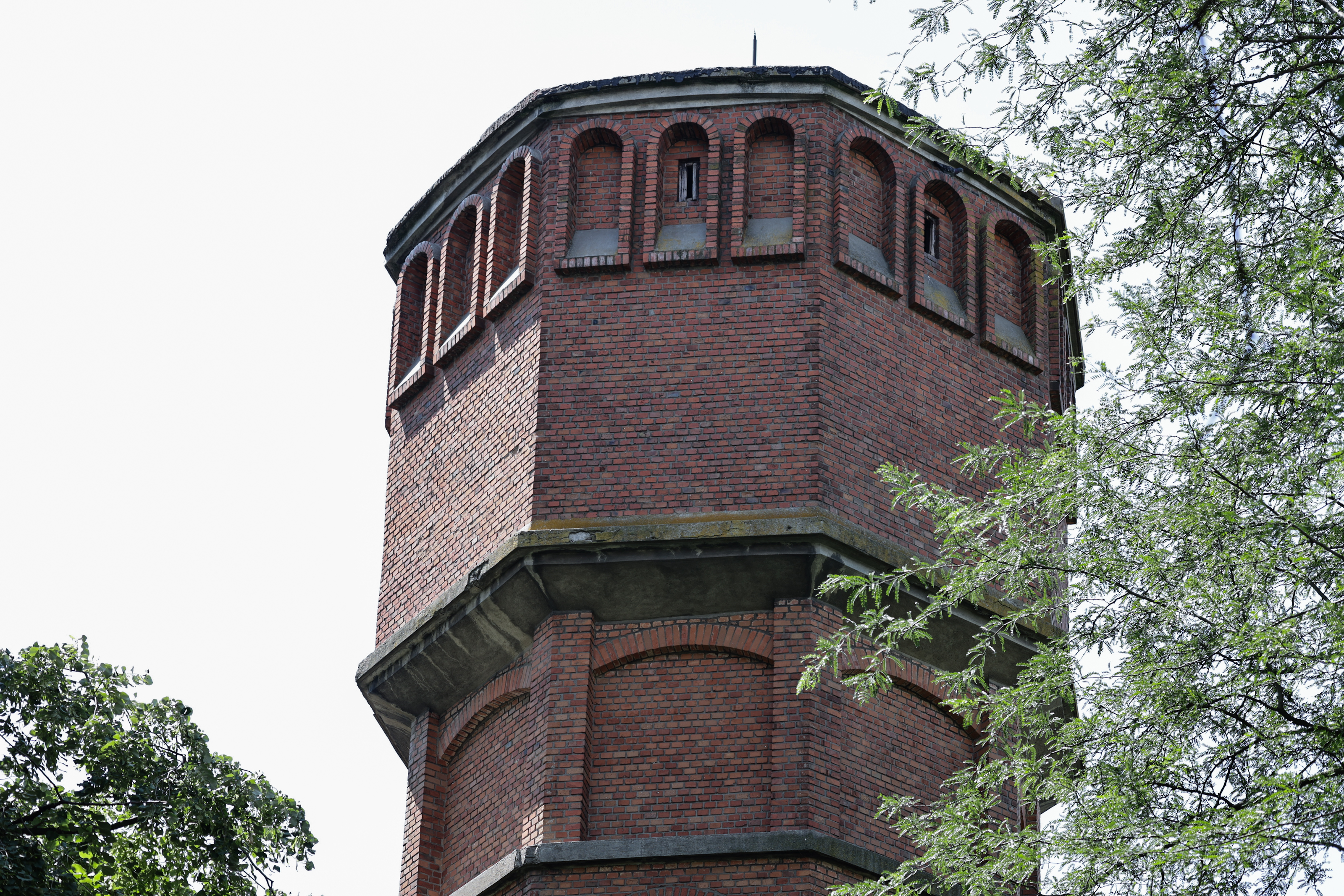 Un turn cu aspect medieval în mijlocul Bucureștiului. Povestea construcției care îi face pe trecători să se oprească din drum