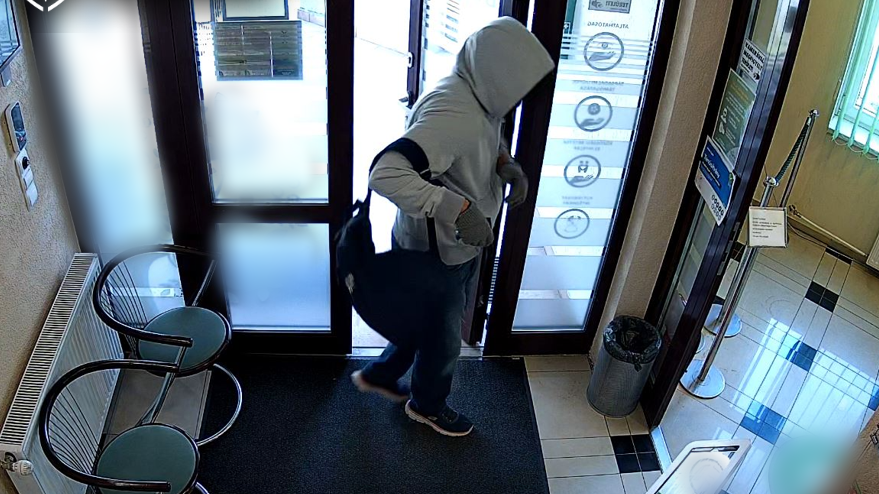 Zseblámpából és kameramarkolatból gyártott fegyvernek látszó tárgyat, ezzel próbált bankot rabolni egy piliscsabai férfi – fotó