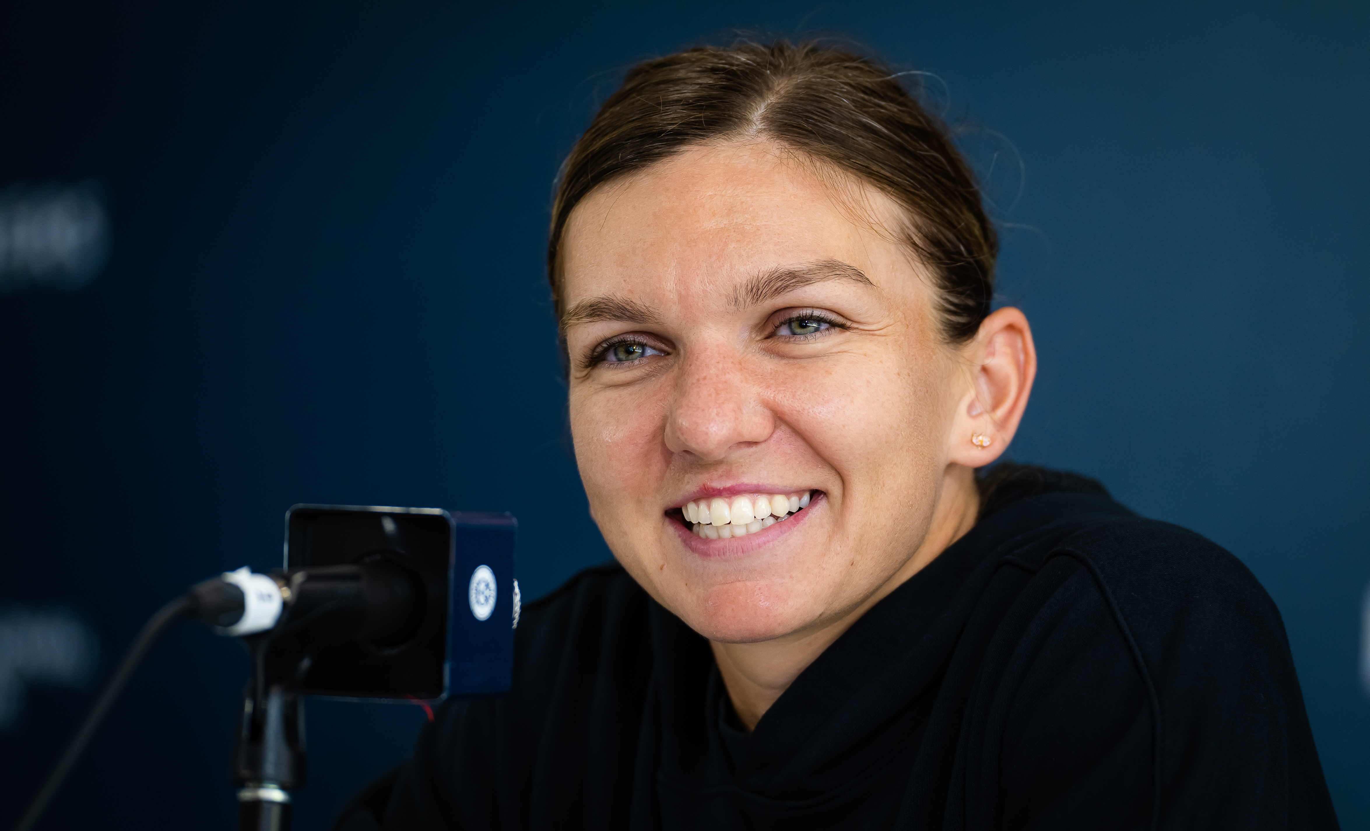 Simona Halep a purtat o rochie Valentino de peste 2.000 de euro, la prima apariție într-o emisiune la TV după verdictul de la TAS