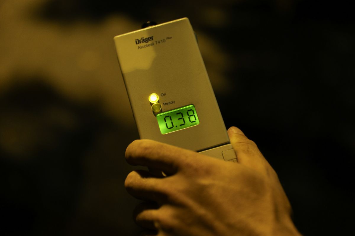 Șoferi băuți și care au consumat substanțe interzise, un autobuz neomologat în trafic și taxi fără autorizație, descoperite la un filtru al Poliției, sâmbătă noapte | VIDEO