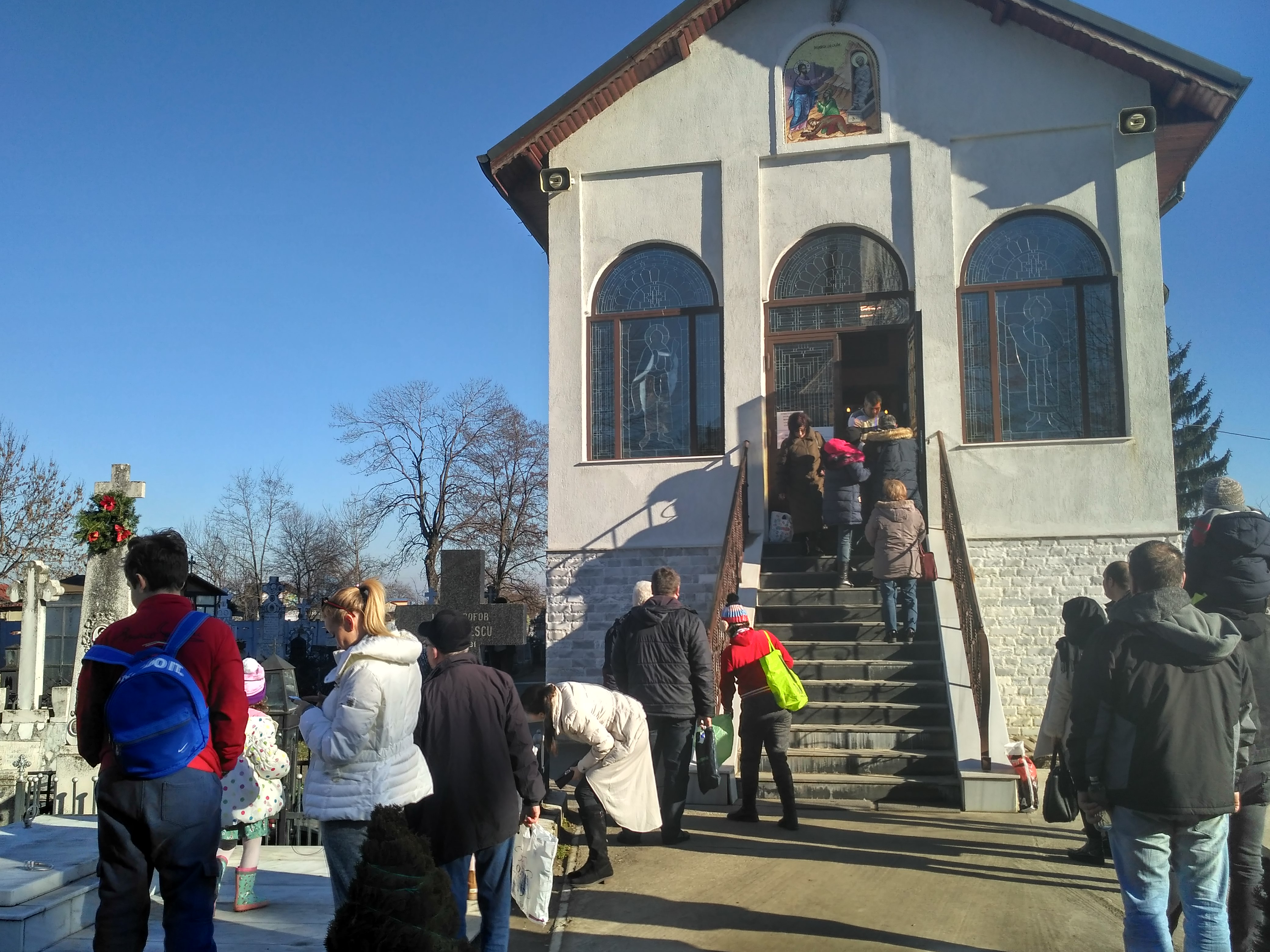 REPORTAJ: Atrași de un izvor tămăduitor, o mie de pelerini s-au rugat la Mănăstirea Ghighiu să li se îndeplinească dorințele| FOTO