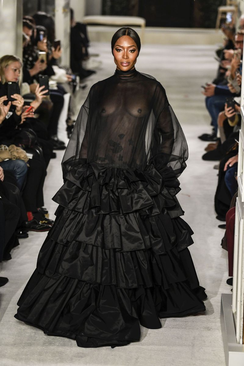 Naomi Campbell, super transparentă pe podiumul de modă la 48 de ani | FOTO
