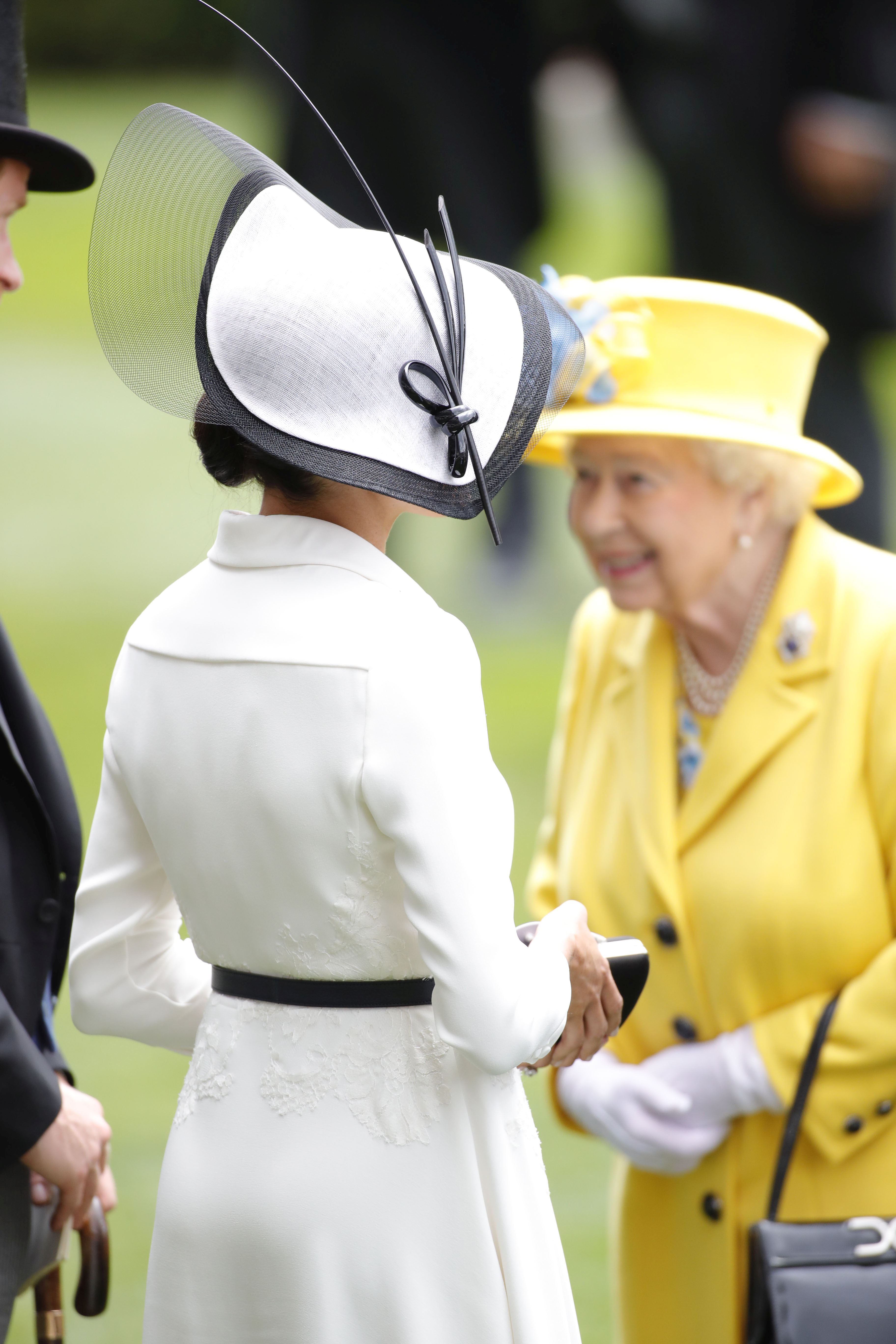 Cât a cheluit Meghan Markle pe ținutele ei de când a devenit ducesă. Suma este uriașă