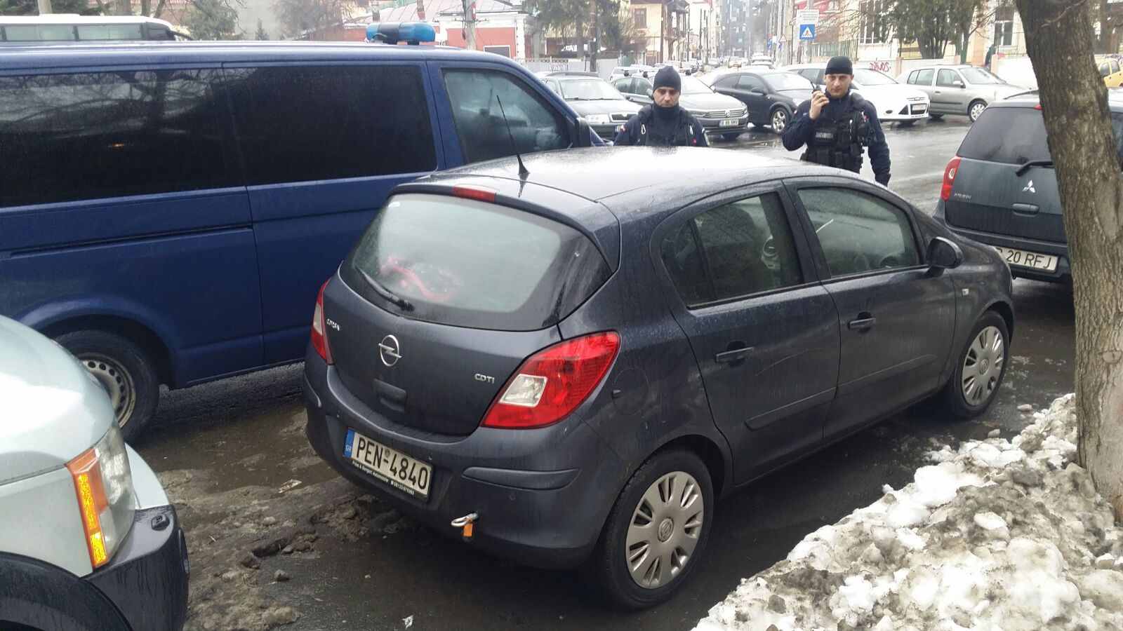 UPDATE: Grecul care și-a răpit copiii din Prahova a avut un complice. Cei doi bărbați, audiați la Parchetul General / FOTO&VIDEO
