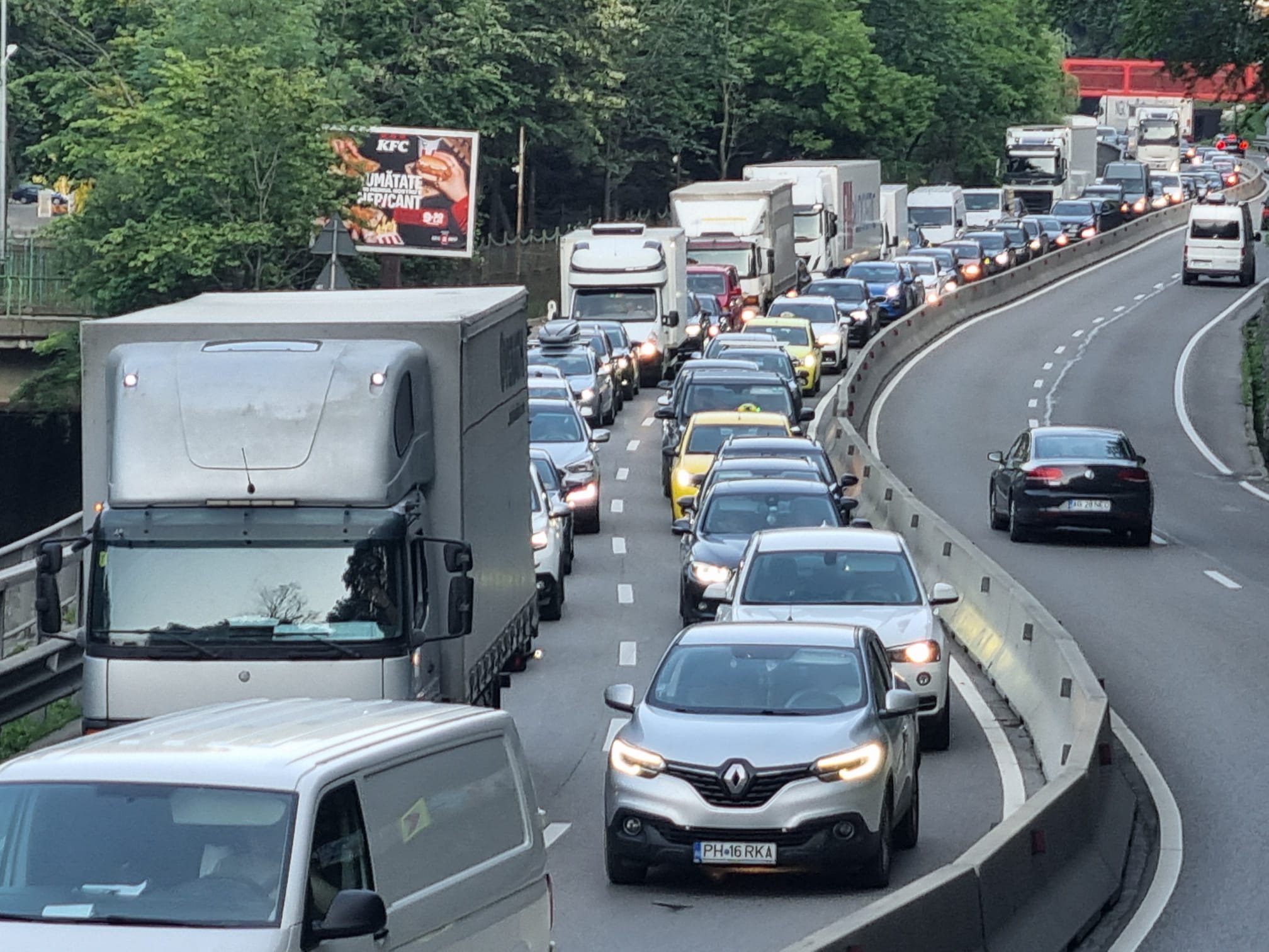 Cozi uriașe la intrarea în Sinaia. Trafic bară la bară pe DN1, în plin sezon estival. Care a fost motivul