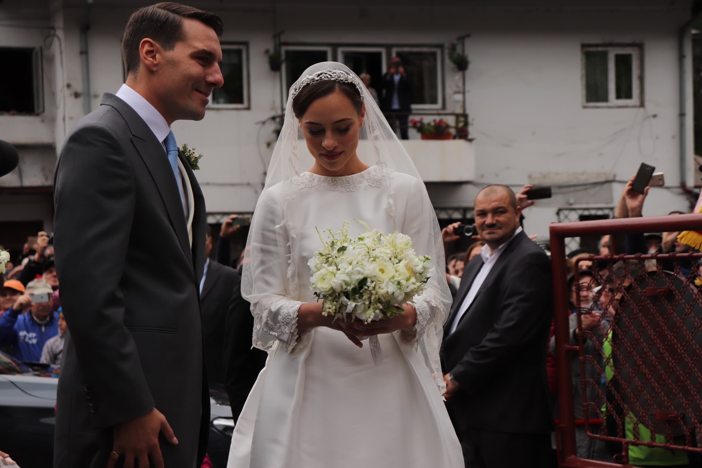 CORESPONDENȚĂ DIN SINAIA/ Principele Nicolae și Alina Binder, la biserică! Rochia incredibilă purtată de mireasă | FOTO & VIDEO
