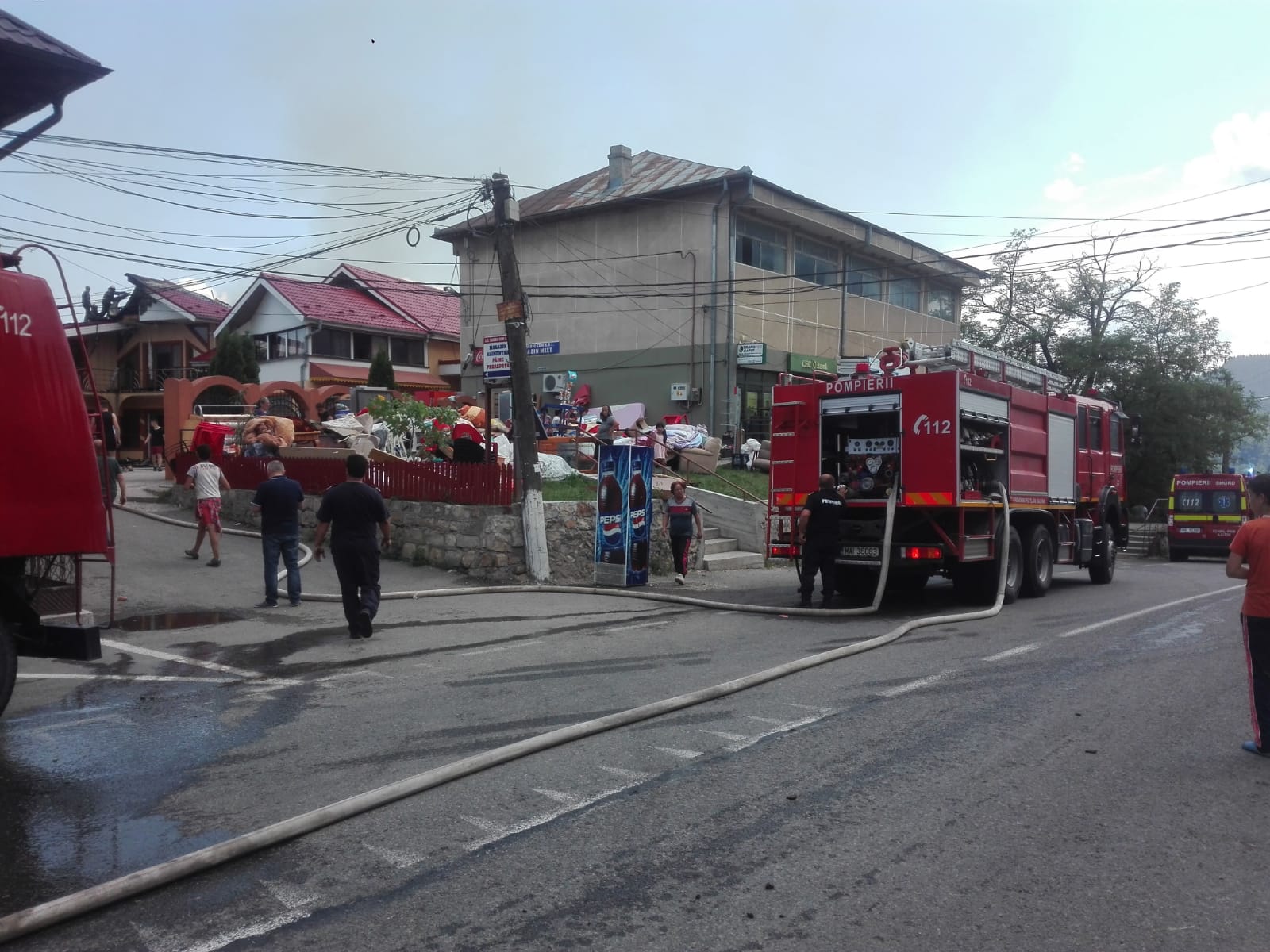 UPDATE/ Patru case din Tulnici, Vrancea, cuprinse de flăcări. Pompierii au localizat incendiul/ GALERIE FOTO&VIDEO