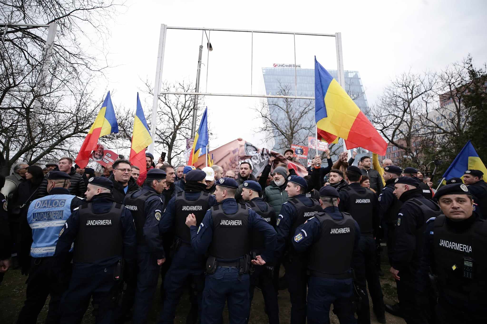 Protest AUR în timpul Congresului PPE de la București. Manifestanții s-au îmbrâncit cu jandarmii: „Ursula, nu uita, România nu te vrea!”