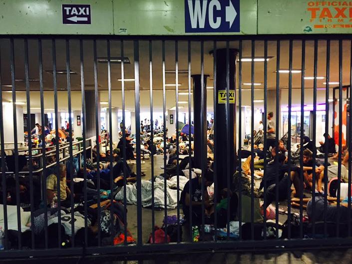 Corespondenţă din UngarIAD! Budapesta e sub asediul miilor de refugiați, iar autoritățile maghiare par să nu mai le facă față. ^Nu doar gara Keleti, epicentrul mulțimii care a venit să-și găsească un trai uman în Europa, e ocupată. Parcurile din jurul arenei pe care se va juca sunt pline de sirieni și de afgani. Nimic nu e ce pare, nimic nu mai e sigur. Se va juca și fotbal aici?