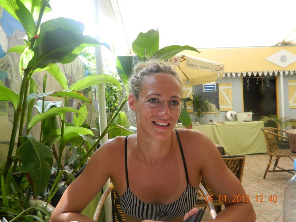 Înotul ar fi mult mai apreciat dacă echipamentul ar fi din latex. Cum ar arăta Camelia Potec în acest material? / GALERIE FOTO