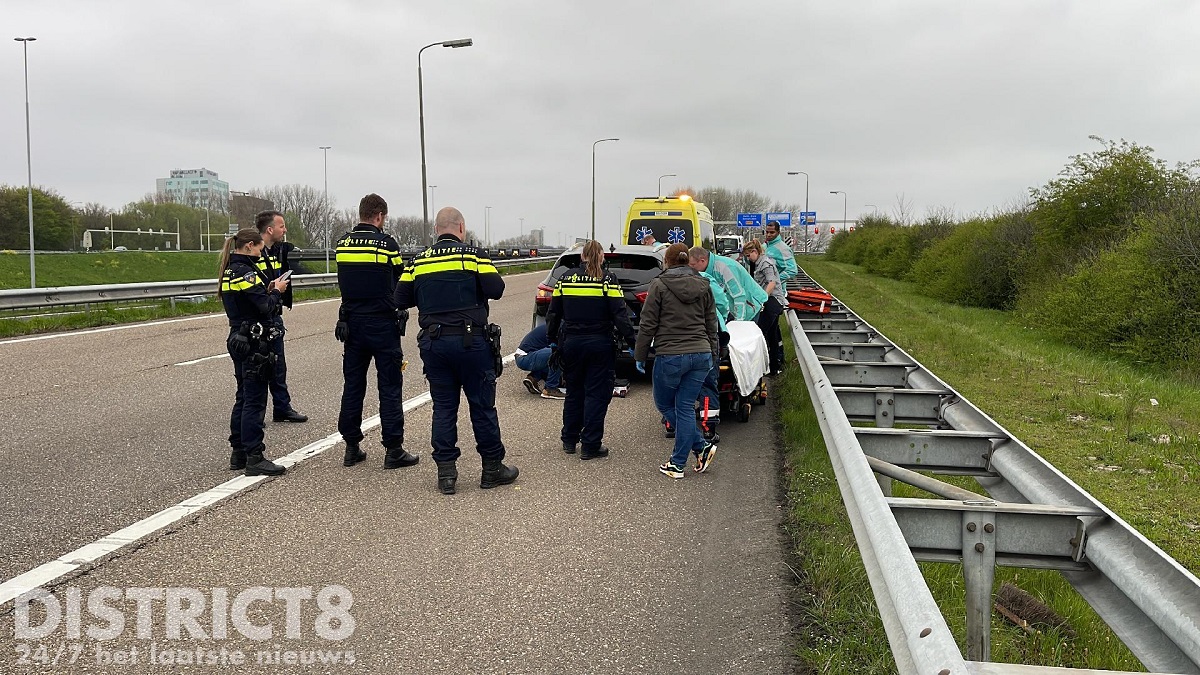 Polițiste cu lacrimi în ochi pe banda de urgență, unde au ajutat o femeie să nască o fetiță, pe o autostradă din Olanda | VIDEO