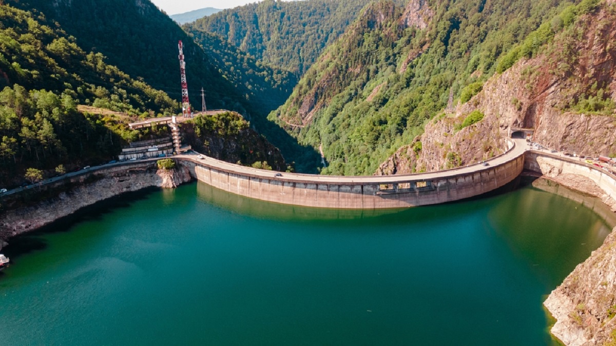 Când se reumple lacul Vidraru: a fost adus inclusiv un elicopter la baraj