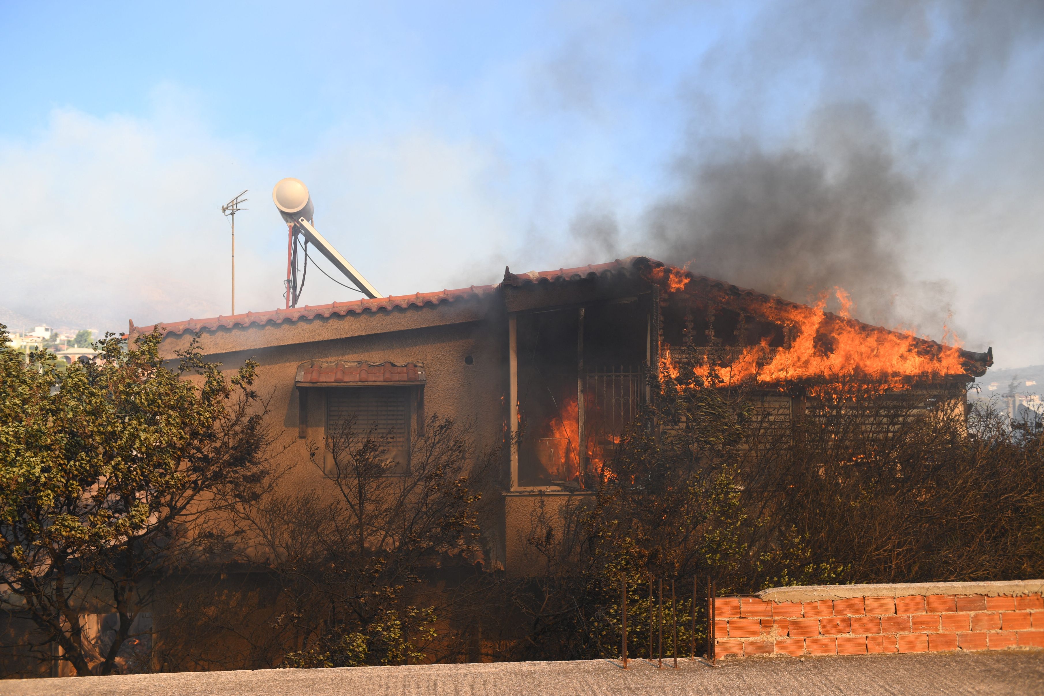 Incendiile din Grecia s-au extins din cauza vânturilor puternice. Patru localități au fost evacuate