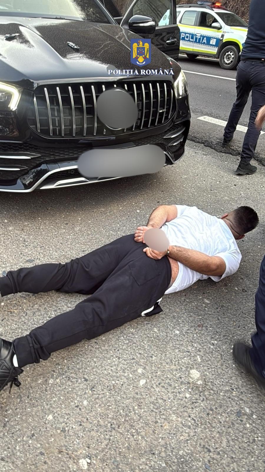 Șofer cu Mercedes, oprit pe Valea Oltului după ce polițiștii i-au spart cauciucurile cu dispozitivul Spike