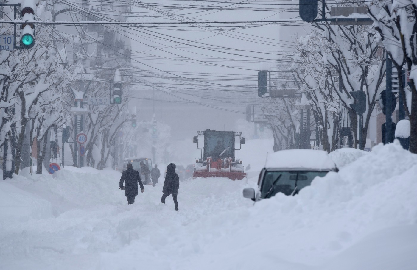 Ninsori record în Japonia: Localităţi acoperite de troiene de 3 metri și trafic paralizat I VIDEO