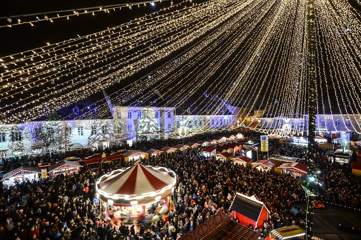 Târgul de Crăciun din Sibiu a început. Proiecția grandioasă din Piața Mare, urmărită de peste zece mii de oameni