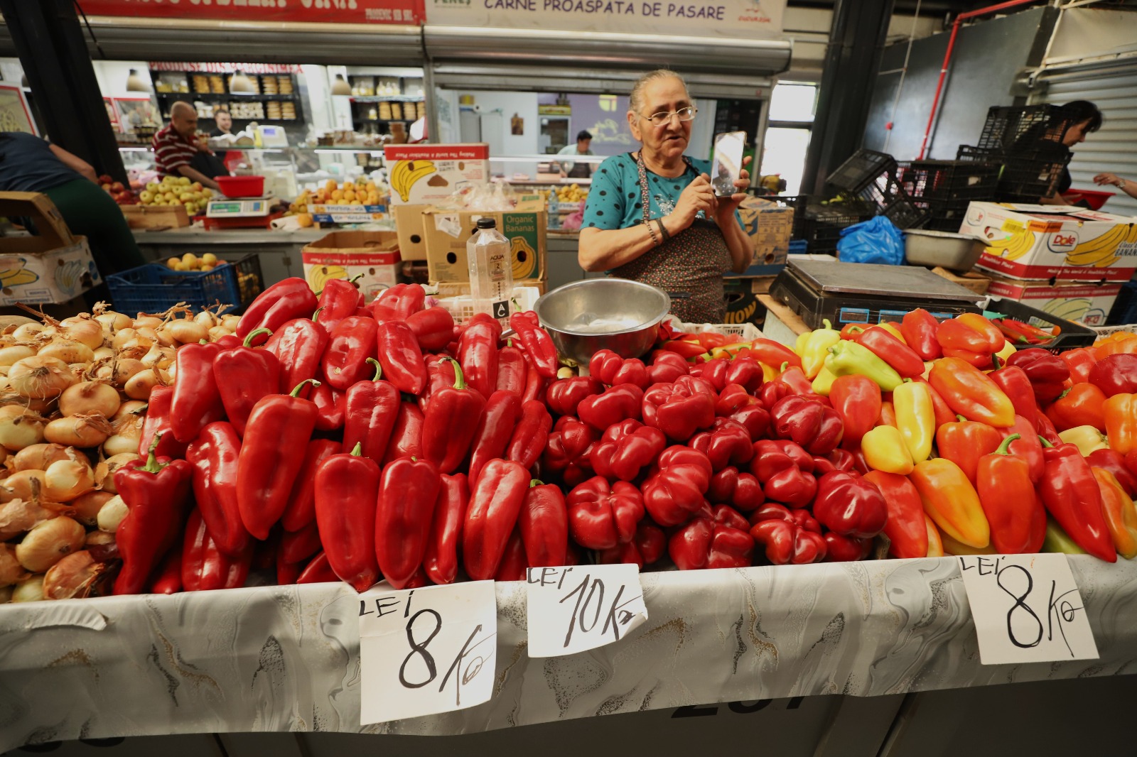 Cât costă să cumperi ingrediente pentru 10 borcane de zacuscă: calculul pentru rețeta tradițională cu vinete, ardei kapia, gogoșari și ceapă