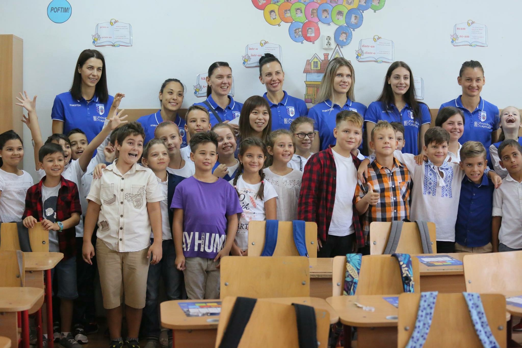 Sportivii de la CSM București au deschis anul școlar. Cristina Neagu, asaltată de copii și de părinți pentru autografe / FOTO
