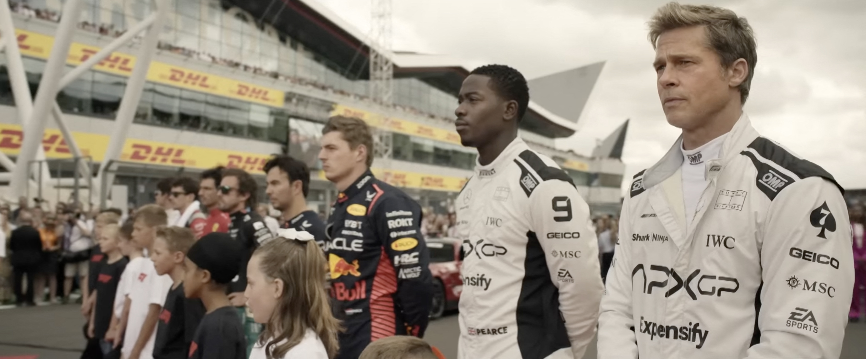 Filmul la care Brad Pitt a lucrat cu Lewis Hamilton ajunge în România. De când poate fi văzut la cinema „F1: The Movie”