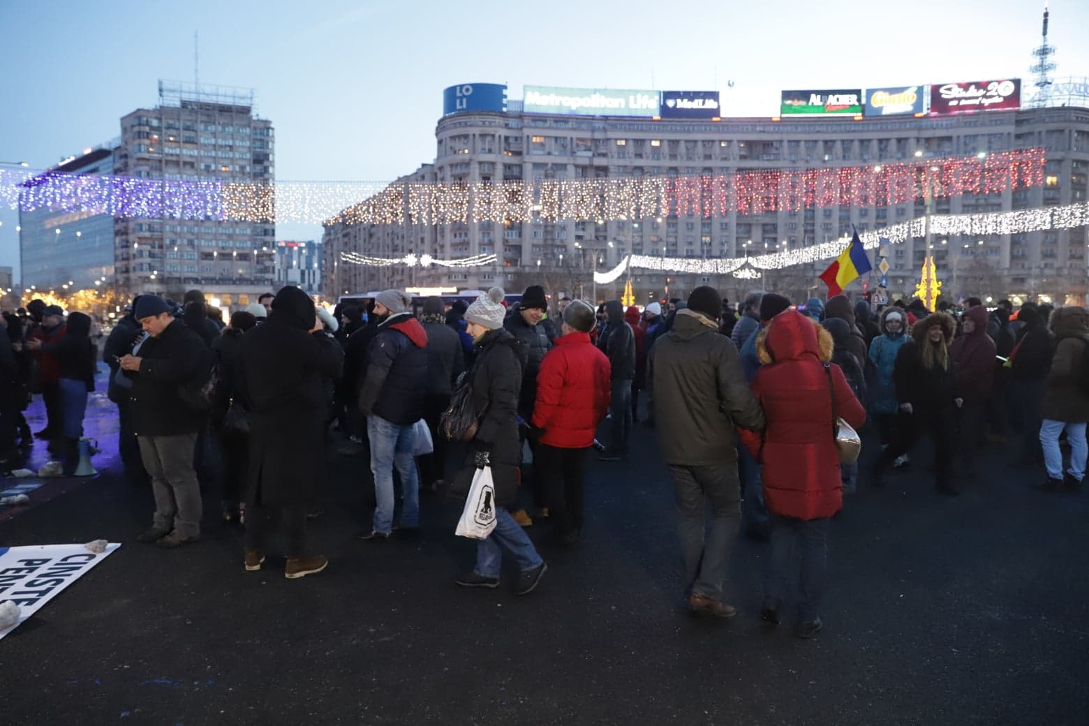 VIDEO & FOTO / Miting în București, la 29 de ani de la Revoluție. Mii de persoane au mărșăluit în memoria eroilor din 1989