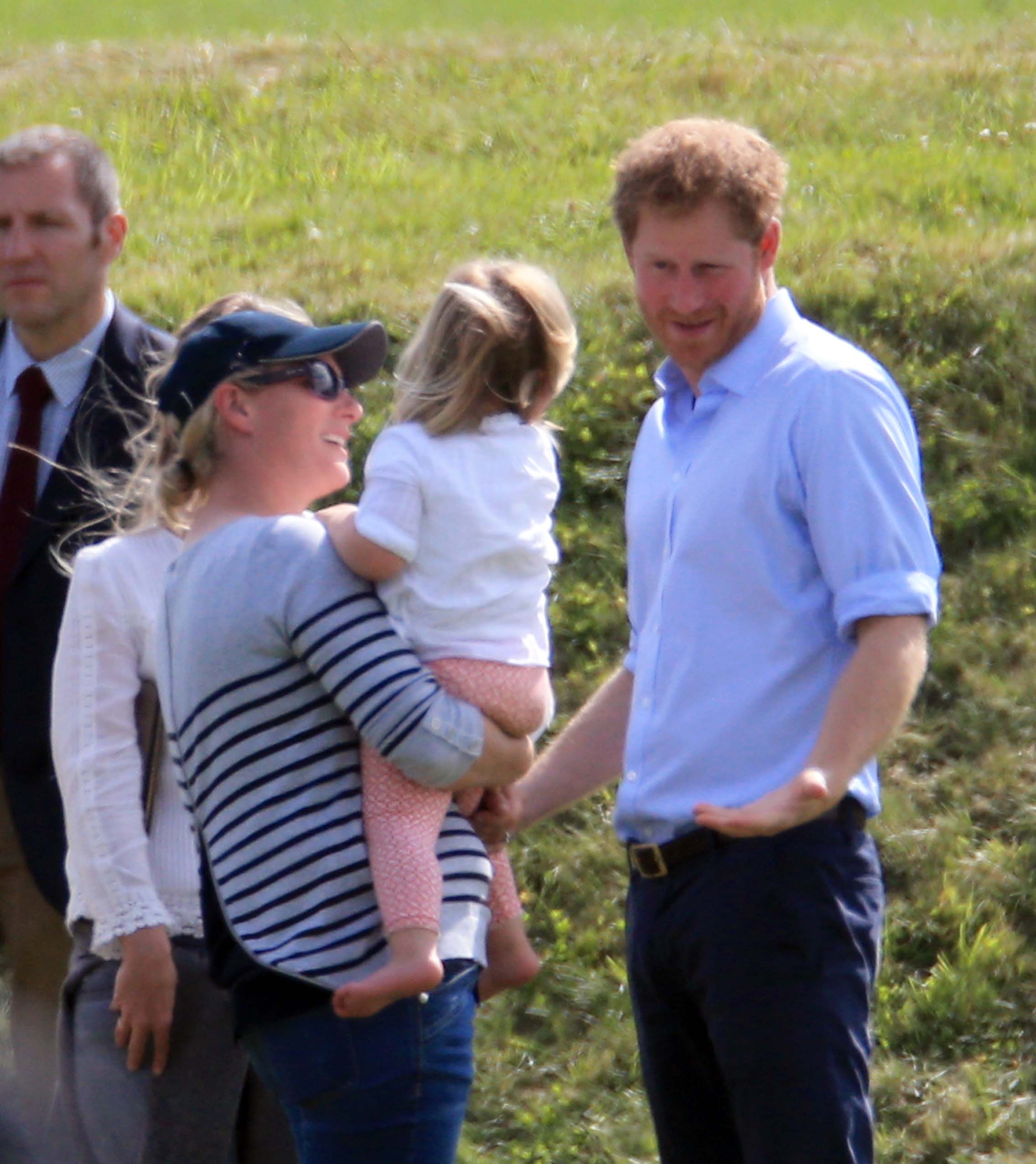 FOTO | Zara Tindall, nepoata reginei Elisabeta a II-a, a născut o fetiță