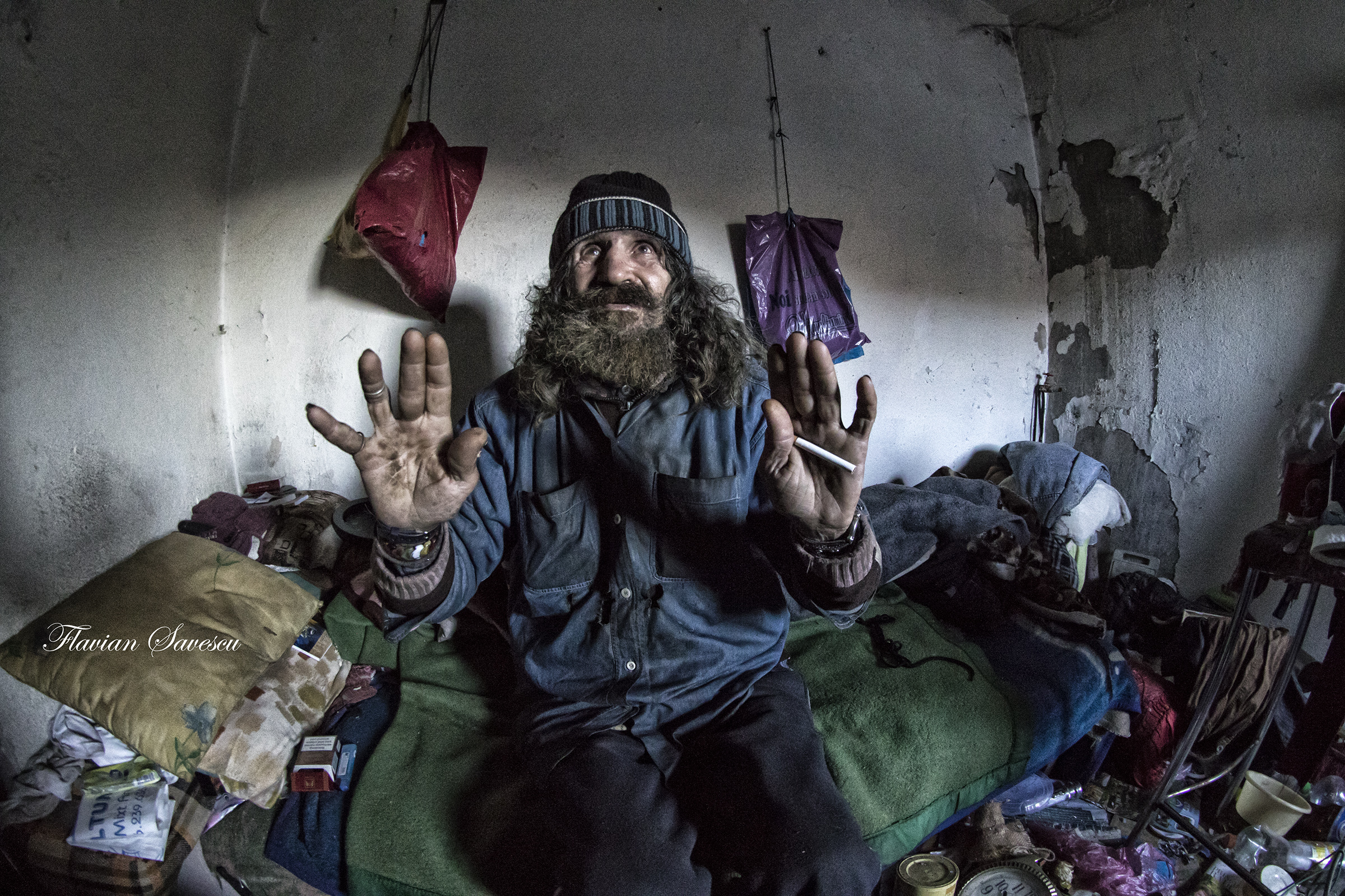 REPORTAJ/Povestea lui Juju, filosoful homeless din Anina: "Eu sunt fericit. Ştii cum a murit Tolstoi? Sărac. Şi în frig“|FOTO