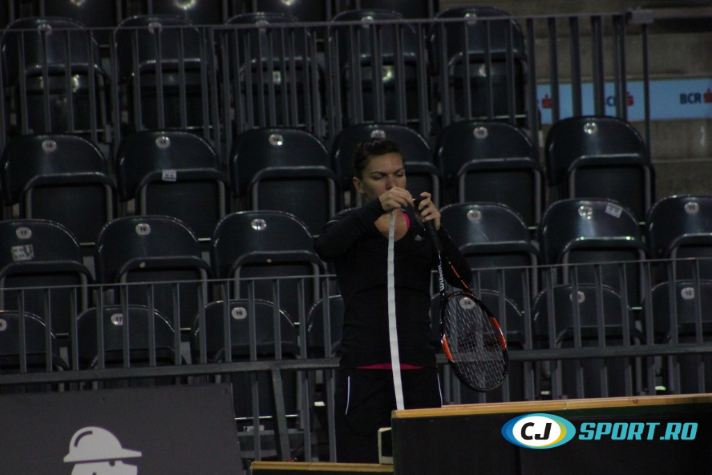 Fed Cup. Simona Halep a intrat în sală. Imagini de la primul antrenament al liderului României