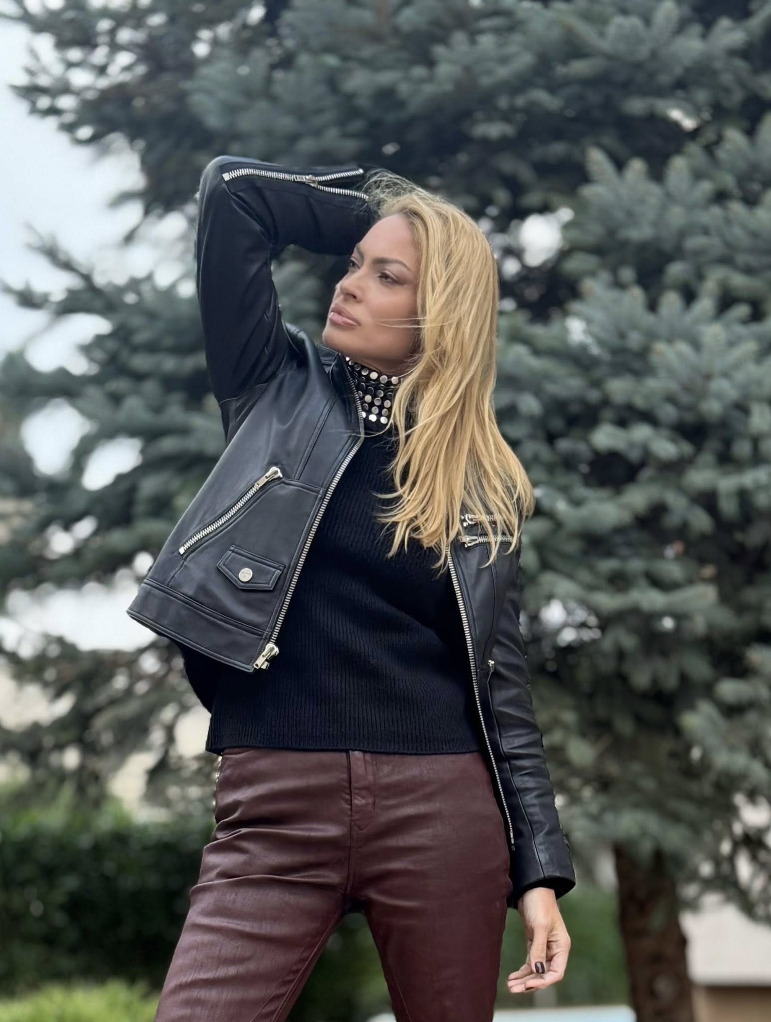 Valentina Pelinel a împlinit 45 de ani. Îmbrăcată în geacă și pantaloni de piele mulați, aceasta a dezvăluit: „Cu bucurie pentru tot ce urmează”