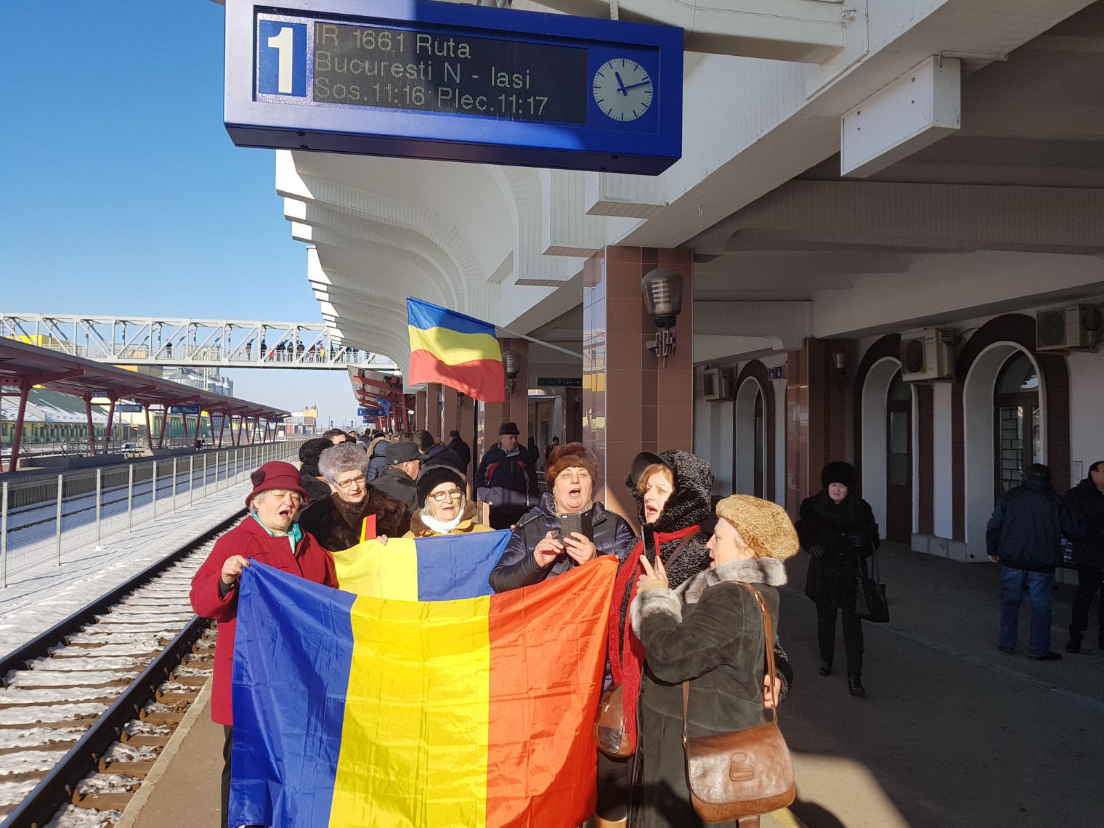 VIDEO REPORTAJ - Părinți, bunici și nepoți au întâmpinat ”Trenul Unirii” în gara Vaslui. Au încins hore și-au cântat la unison