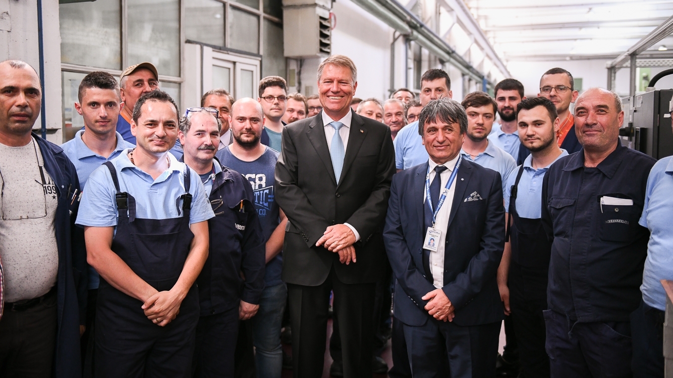 UPDATE. Președintele Klaus Iohannis a vizitat Aerostar SA:  Mi-aş dori să câştige contracte în continuare şi în domeniul militar