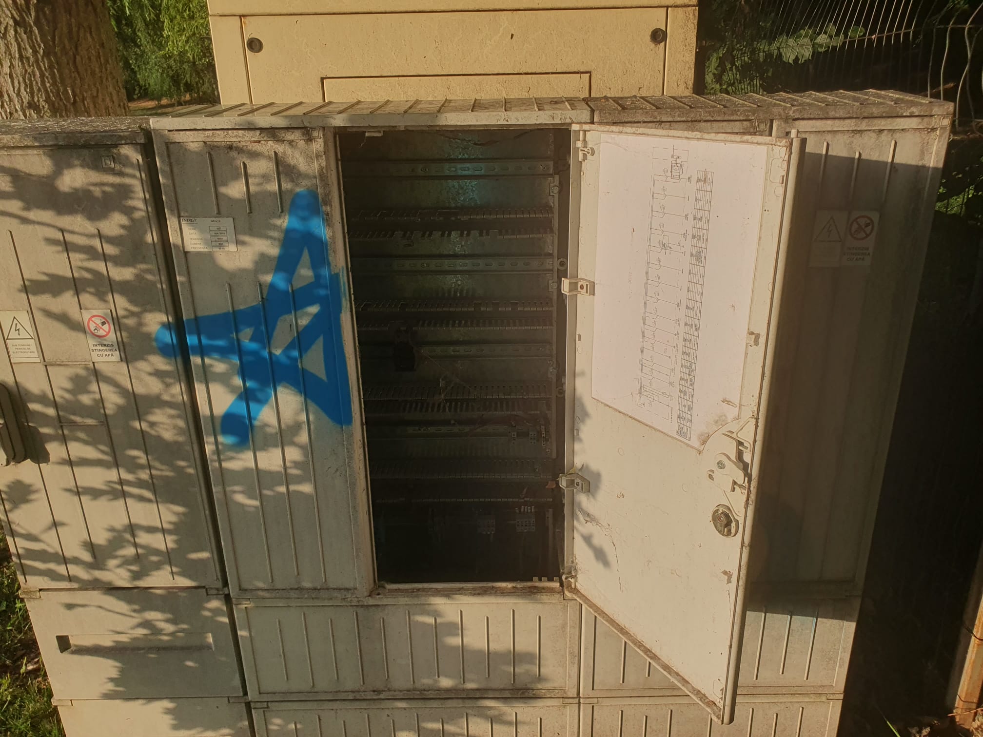 Apocalipsa din Parcul Tei: complexul de distracții abandonat, bănci vandalizate, munți de gunoaie, pontoane devastate. Pericol iminent de tragedii!