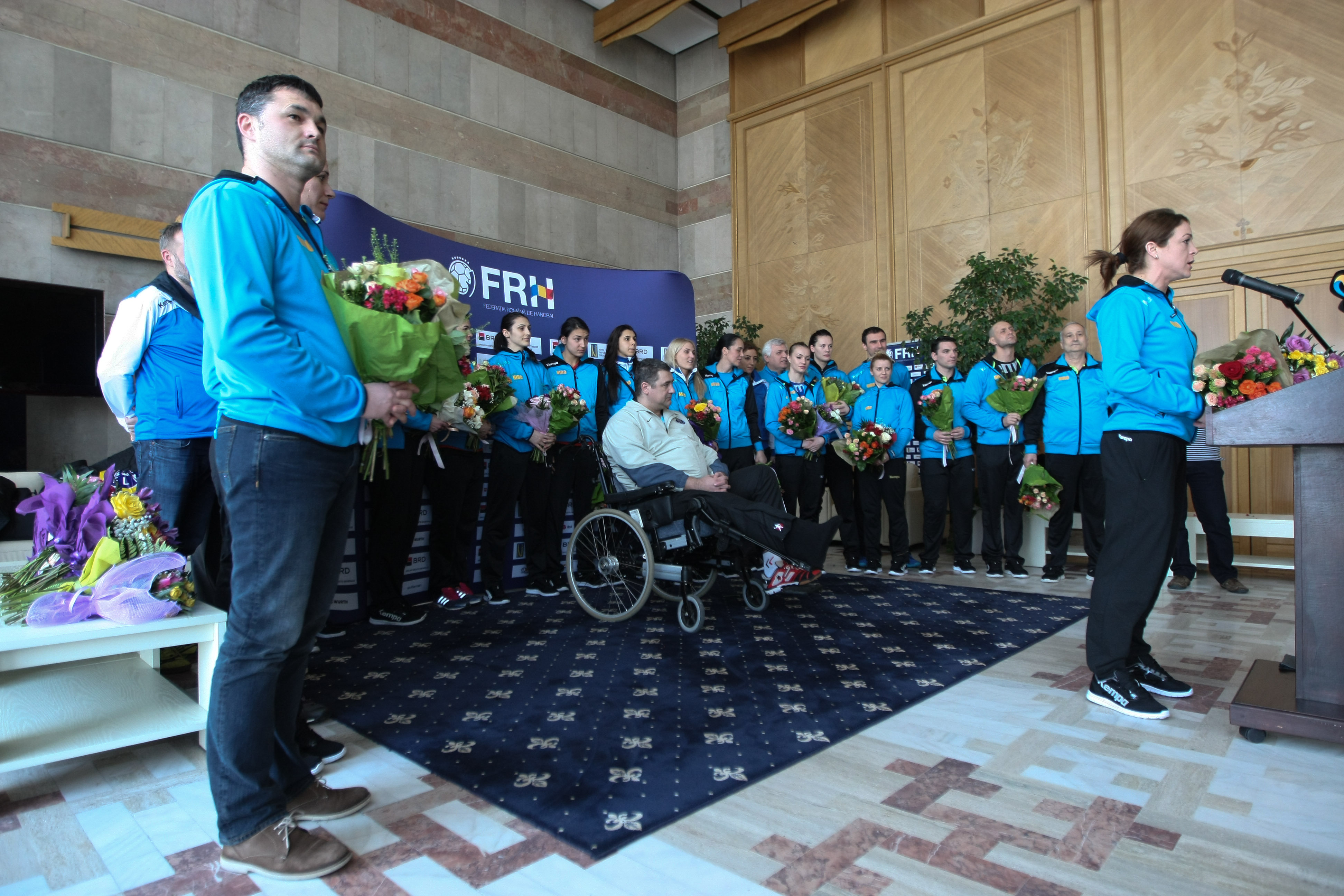 Calificate en-fanfare la Olimpiadă, tricolorele de la handbal au ajuns acasă! Bolnave, dar olimpice! Starul Cristina Neagu, despre șansele de a urca pe podium la Rio: “Nu vreau să mă hazardez, sunt multe detalii de care depinde obținerea unei medalii”. Două fete se căsătoresc! VIDEO