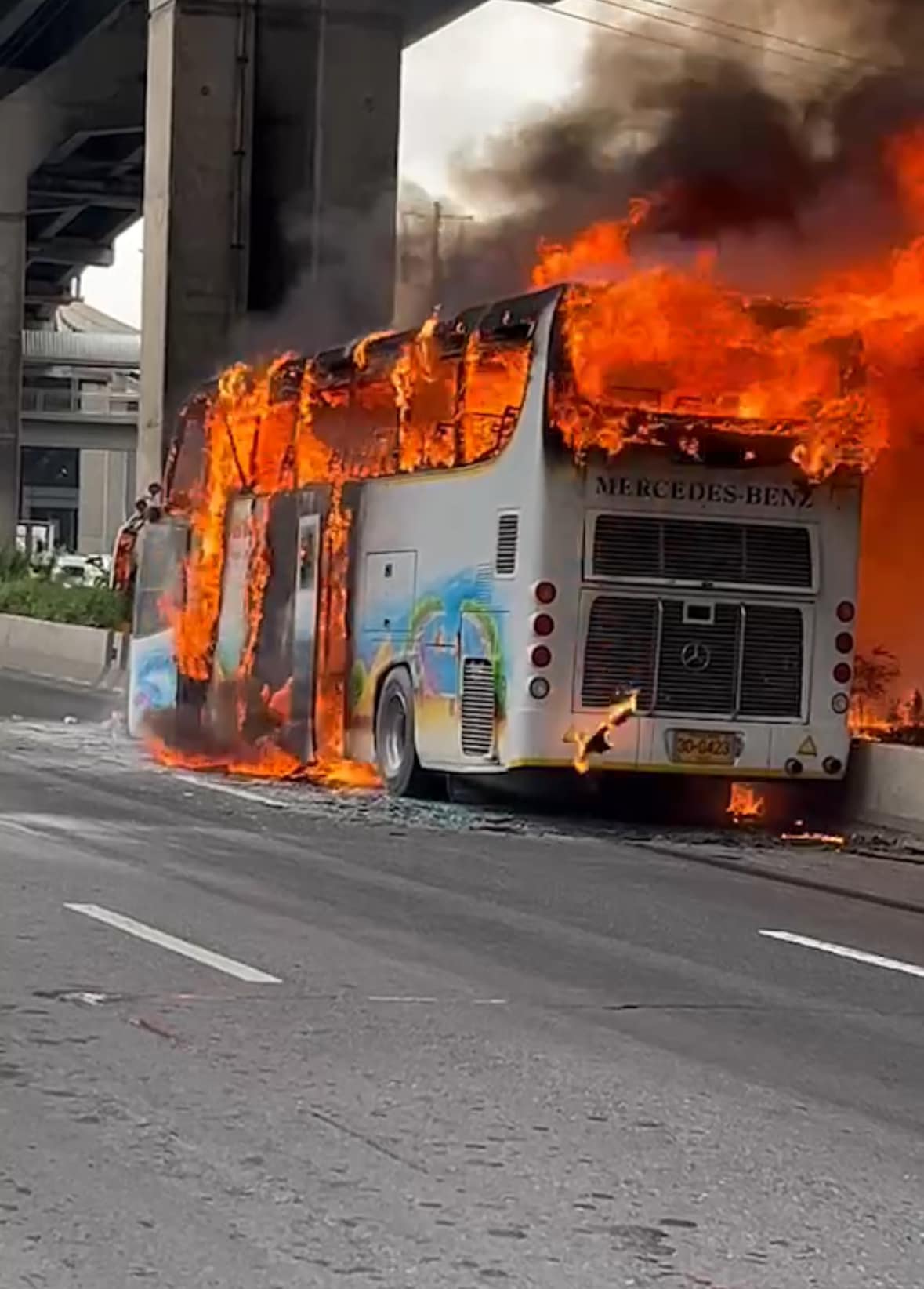 22 de elevi sunt dați dispăruți după ce autobuzul în care se aflau a luat foc, în Thailanda. Zece persoane erau carbonizate în autovehicul | VIDEO
