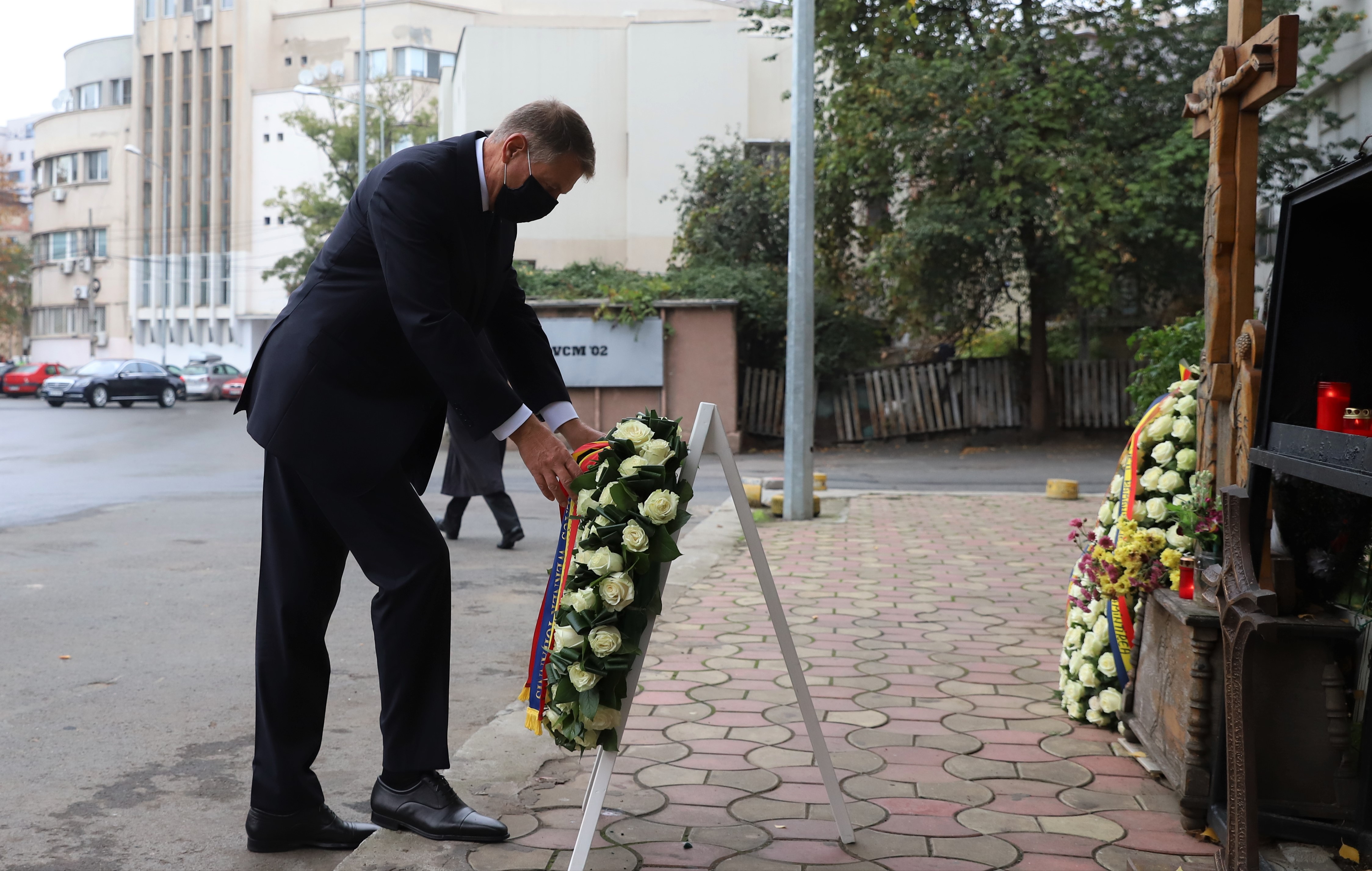 VIDEO | Klaus Iohannis a depus azi o coroană de flori în memoria victimelor de la Colectiv