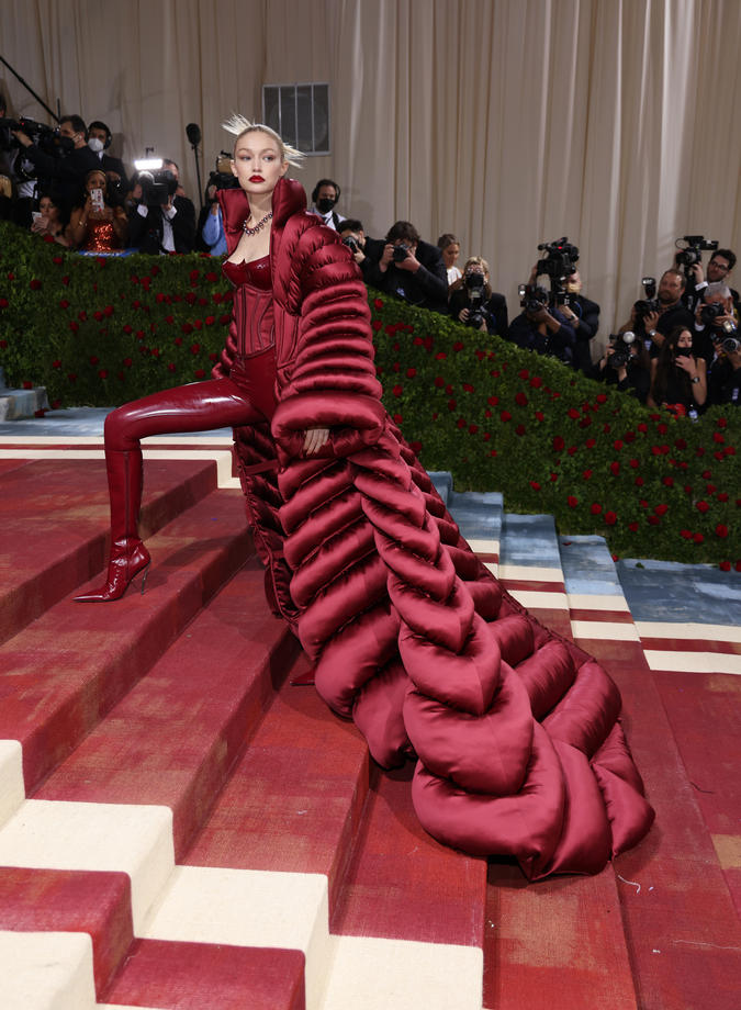 Ținute spectaculoase la Met Gala 2022. O celebră actriță s-a dezbrăcat pe covorul roșu și a apărut cu sânii la vedere