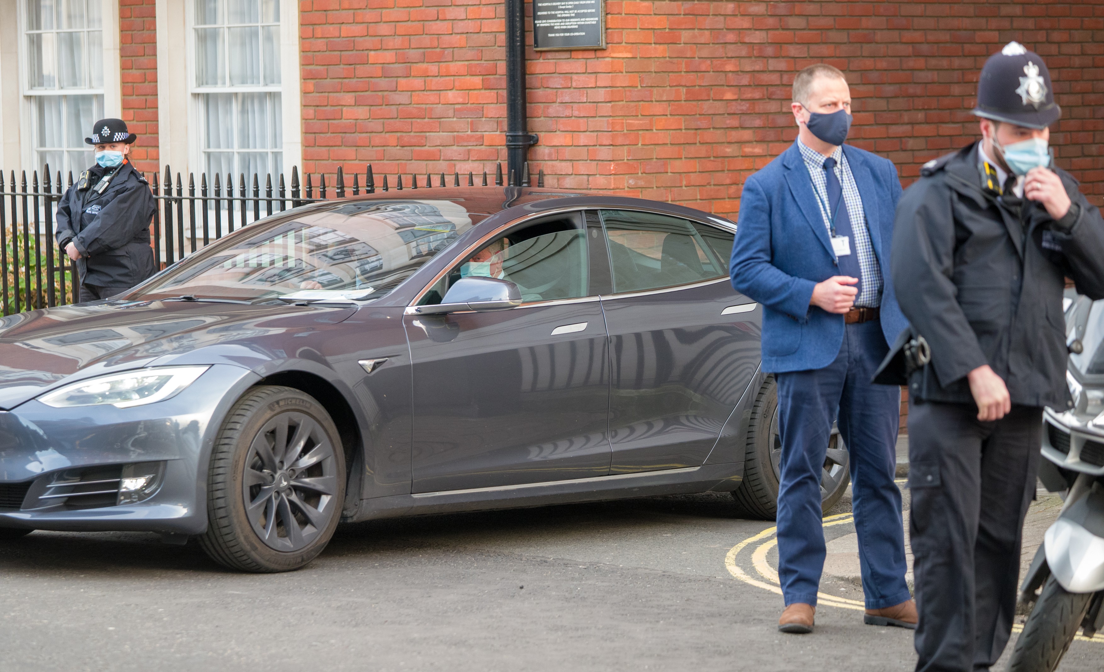 Prinţul Charles, în vizită la tatăl său, Philip, internat în spital ca ”măsură de precauție”