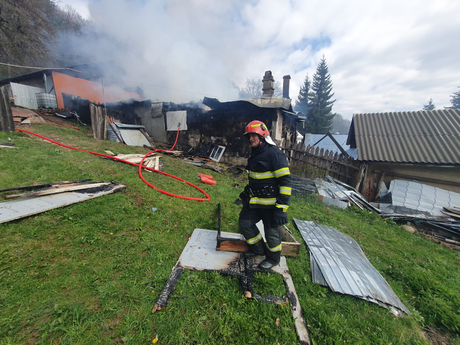 Incendiu la Mănăstirea Tarnița din județul Vrancea. Pompierii au intervenit cu două echipaje