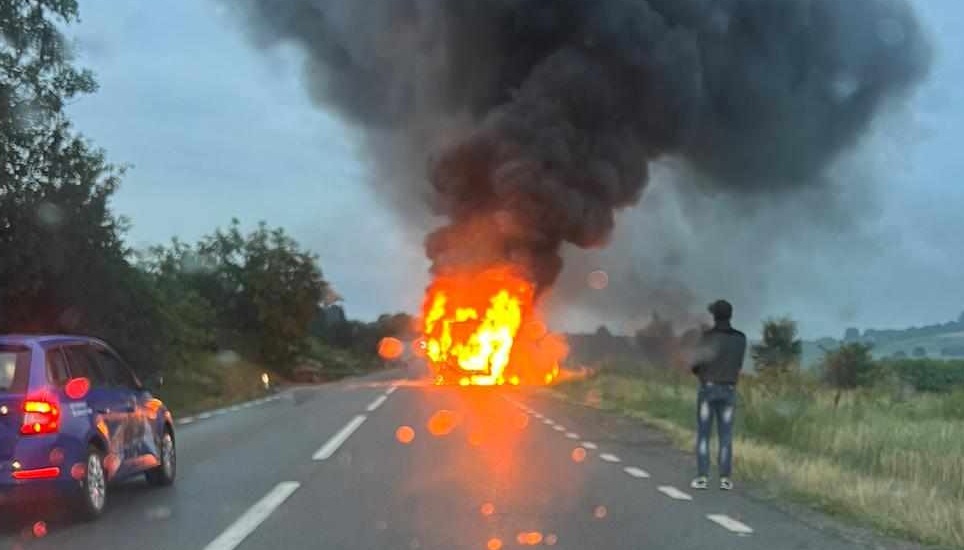Un autobuz a ars ca o torță pe un drum din Neamț. Pasagerii s-au autoevacuat din mașina în flăcări