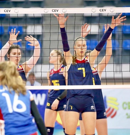 Voleibalista Francesca Alupei, fiica unei duble campioane olimpice la canotaj, măsoară 1,91 metri, la vârsta de 14 ani