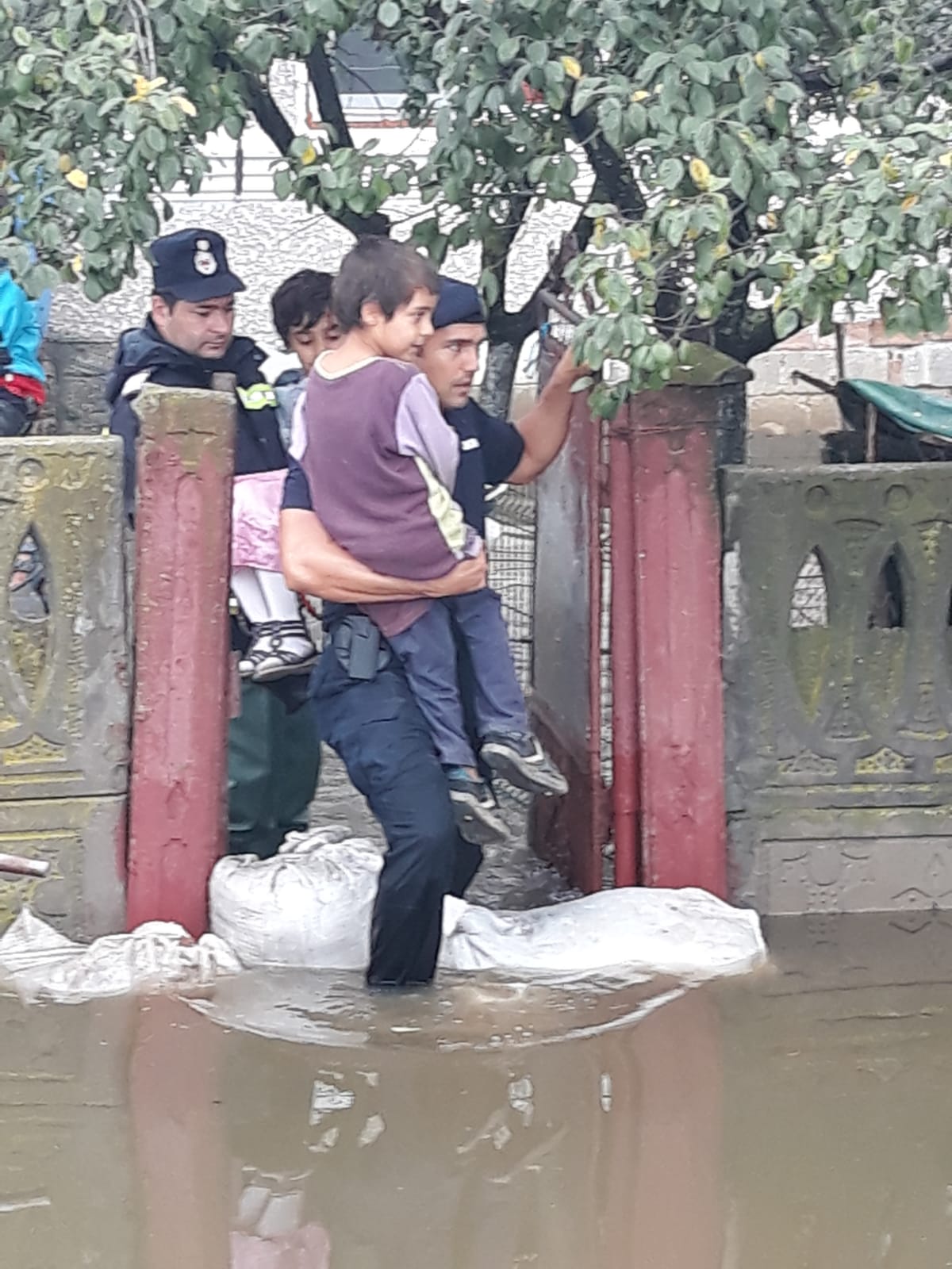 Aproape 70 de oameni au fost evacuați de jandarmi din case în Băbeni, Vâlcea. Râul Bistrița a ieșit din matcă / FOTO