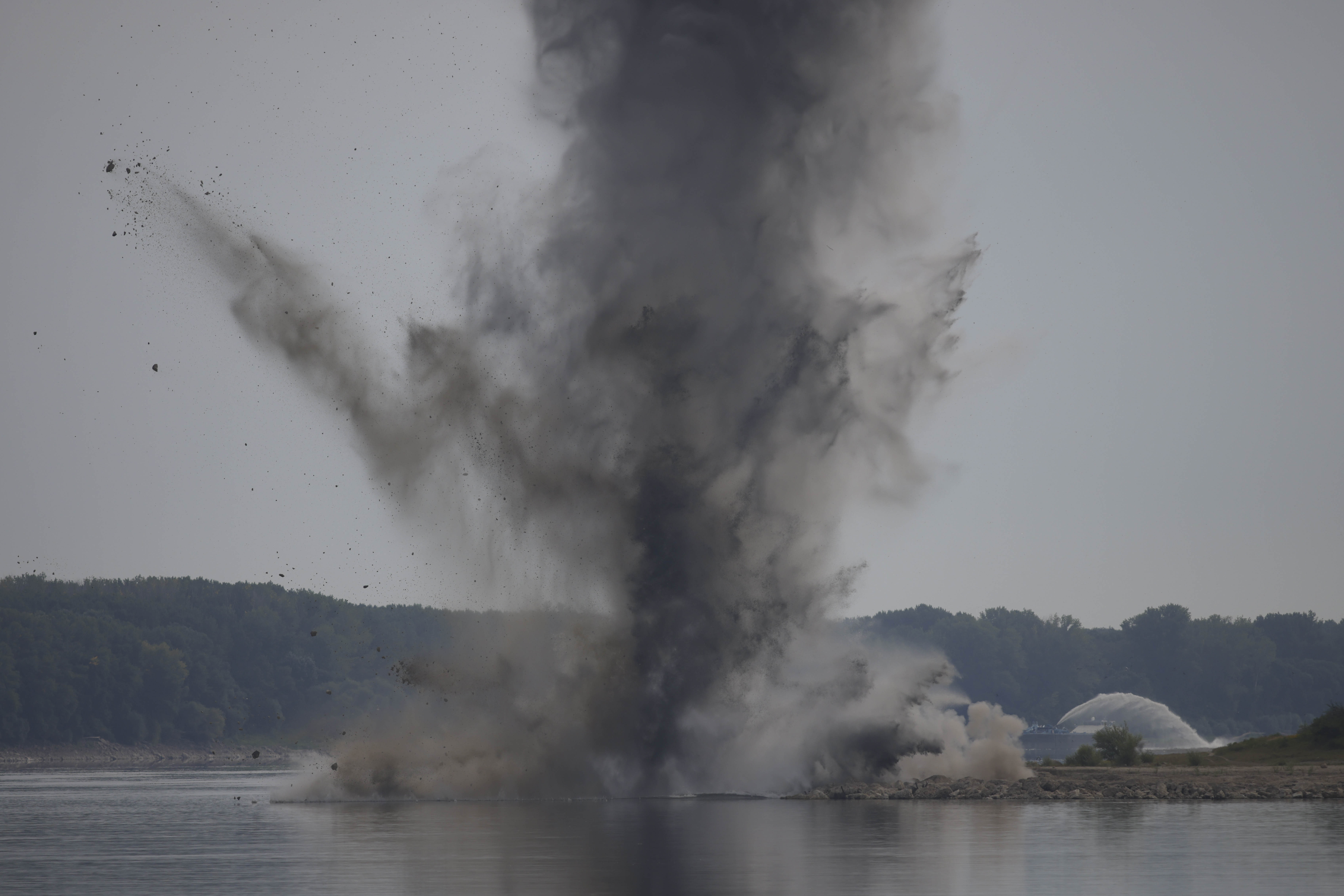 Stânca Pârjoaia, detonată controlat cu 180 kg de explozibil, pe Dunăre. Armata încearcă salvarea centralei de la Cernavodă