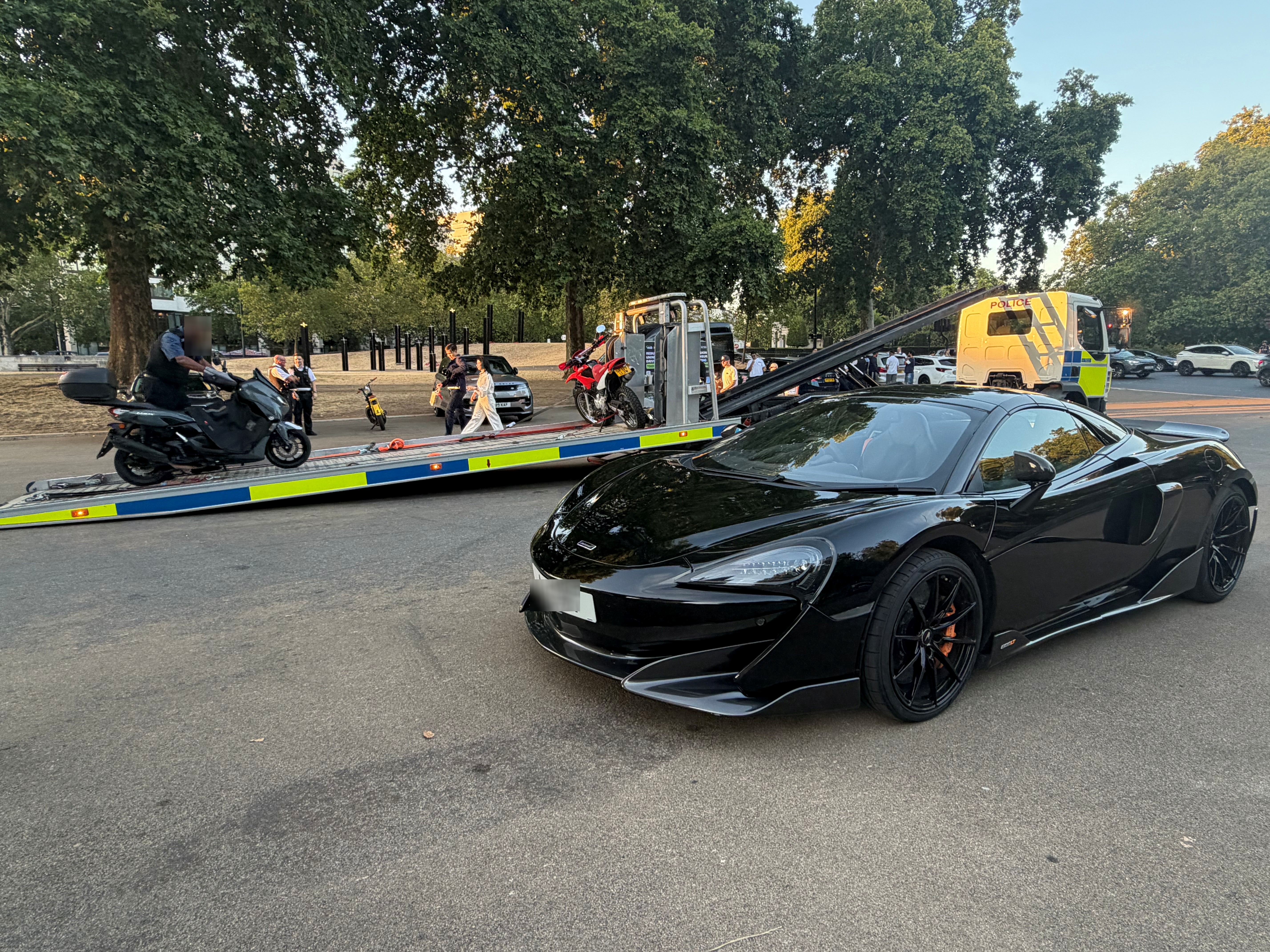 Un polițist a condus un Ferrari extrem de rar, confiscat în trafic, și a fost în culmea fericirii: „Cea mai bună zi din cariera lui”