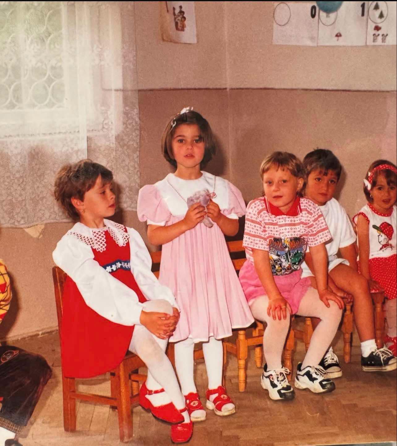 Imagini rare cu Theo Rose din copilărie. Artista a lansat documentarul „Theo Rose: Pe vechi. O călătorie în timp”