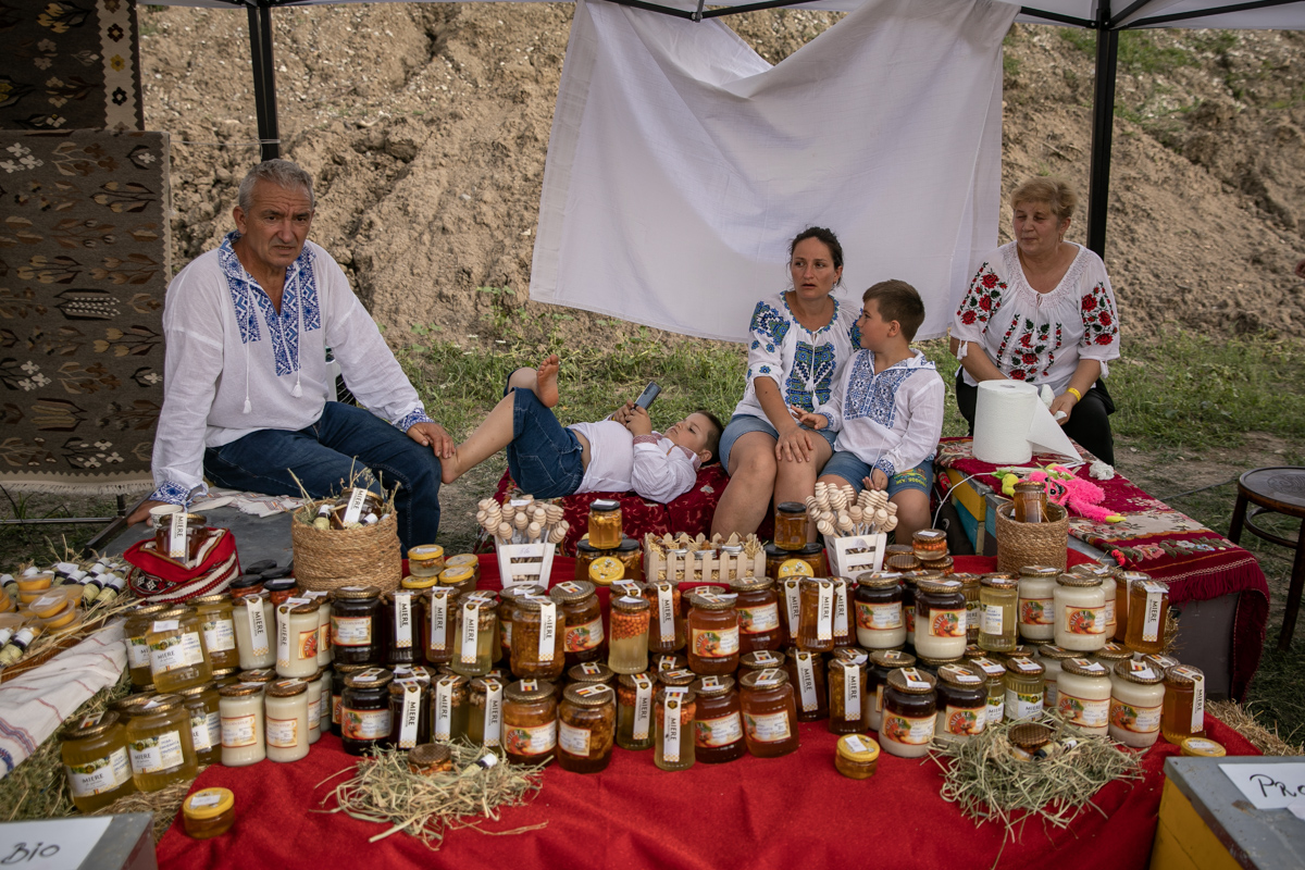 O mireasă și două nunți. Cum a petrecut poporul în vale, iar ceilalți invitați, în deal, la căsătoria „domnului AUR”, George Simion