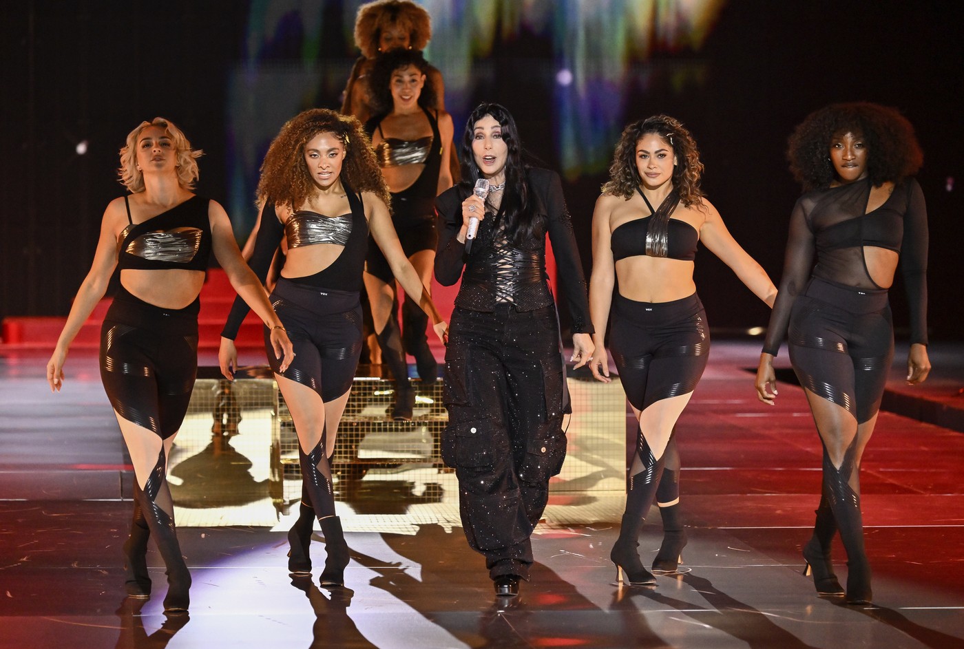 Românca Andreea Diaconu a defilat la Victoria's Secret Fashion Show 2024. Imagini cu fotomodelele, printre care și Carla Bruni, la prezentarea în lenjerie intimă